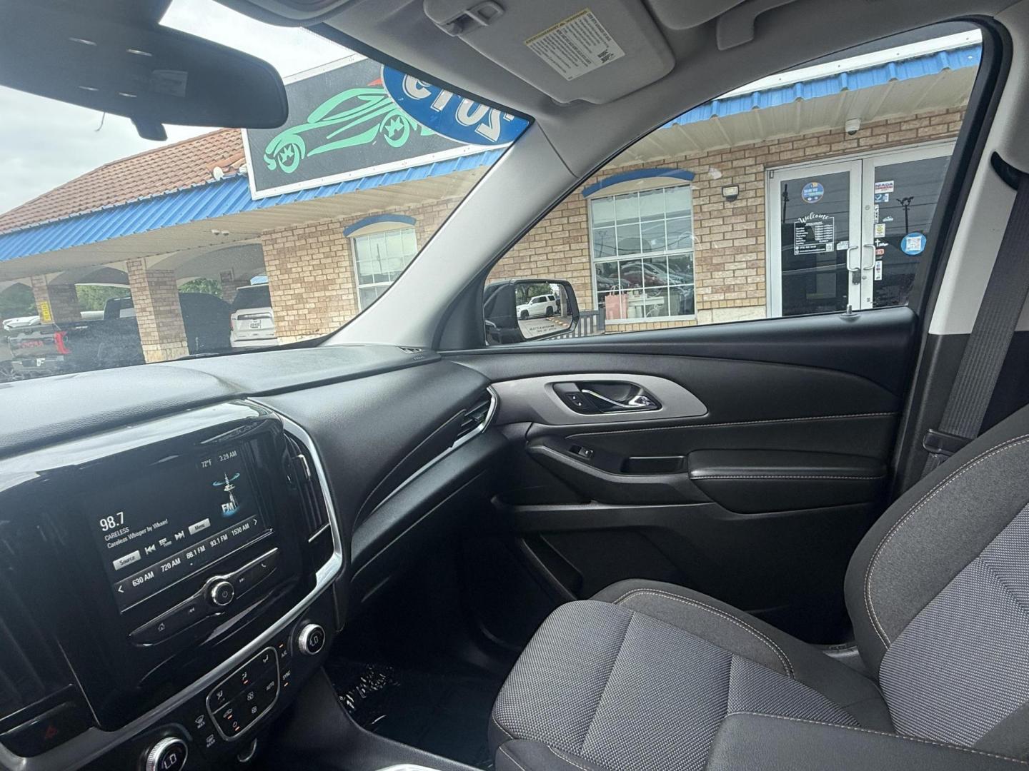 2019 Silver Ice Metallic /Jet Black, premium cloth Chevrolet Traverse 63861 (1GNERFKW5KJ) with an 3.6L V6 DOHC 24V engine, 9-Speed Automatic transmission, located at 2401 E Main St., Grand Prairie, TX, 75050, (972) 262-4440, 32.748981, -96.969643 - Photo#8
