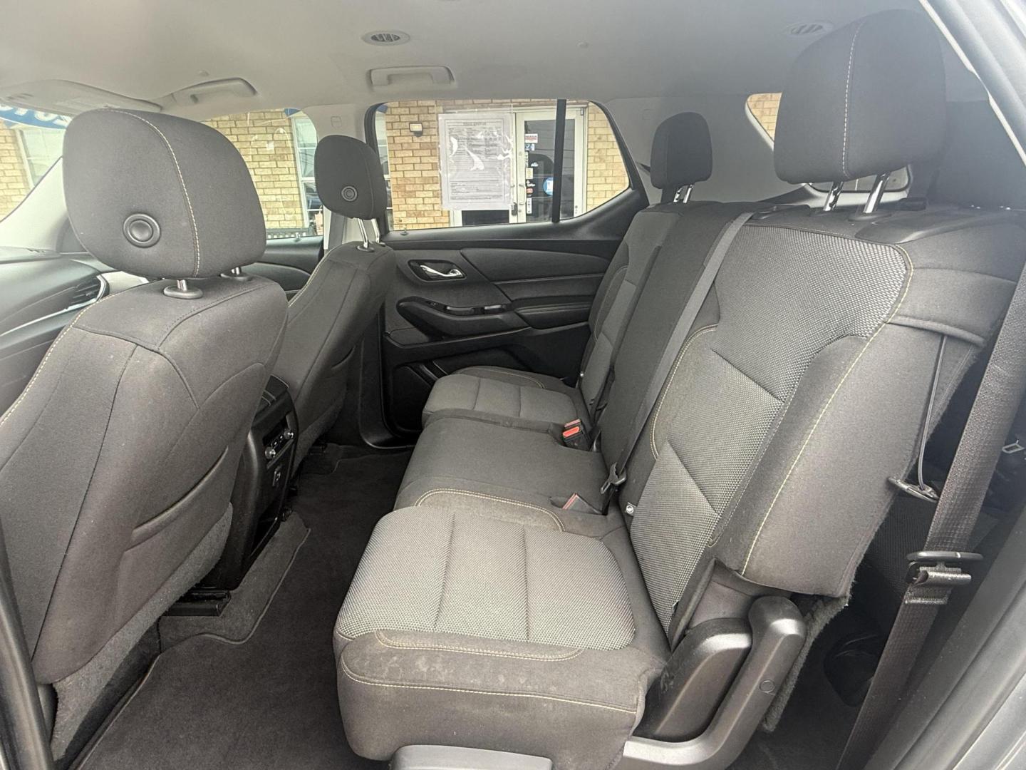2019 Silver Ice Metallic /Jet Black, premium cloth Chevrolet Traverse 63861 (1GNERFKW5KJ) with an 3.6L V6 DOHC 24V engine, 9-Speed Automatic transmission, located at 2401 E Main St., Grand Prairie, TX, 75050, (972) 262-4440, 32.748981, -96.969643 - Photo#9