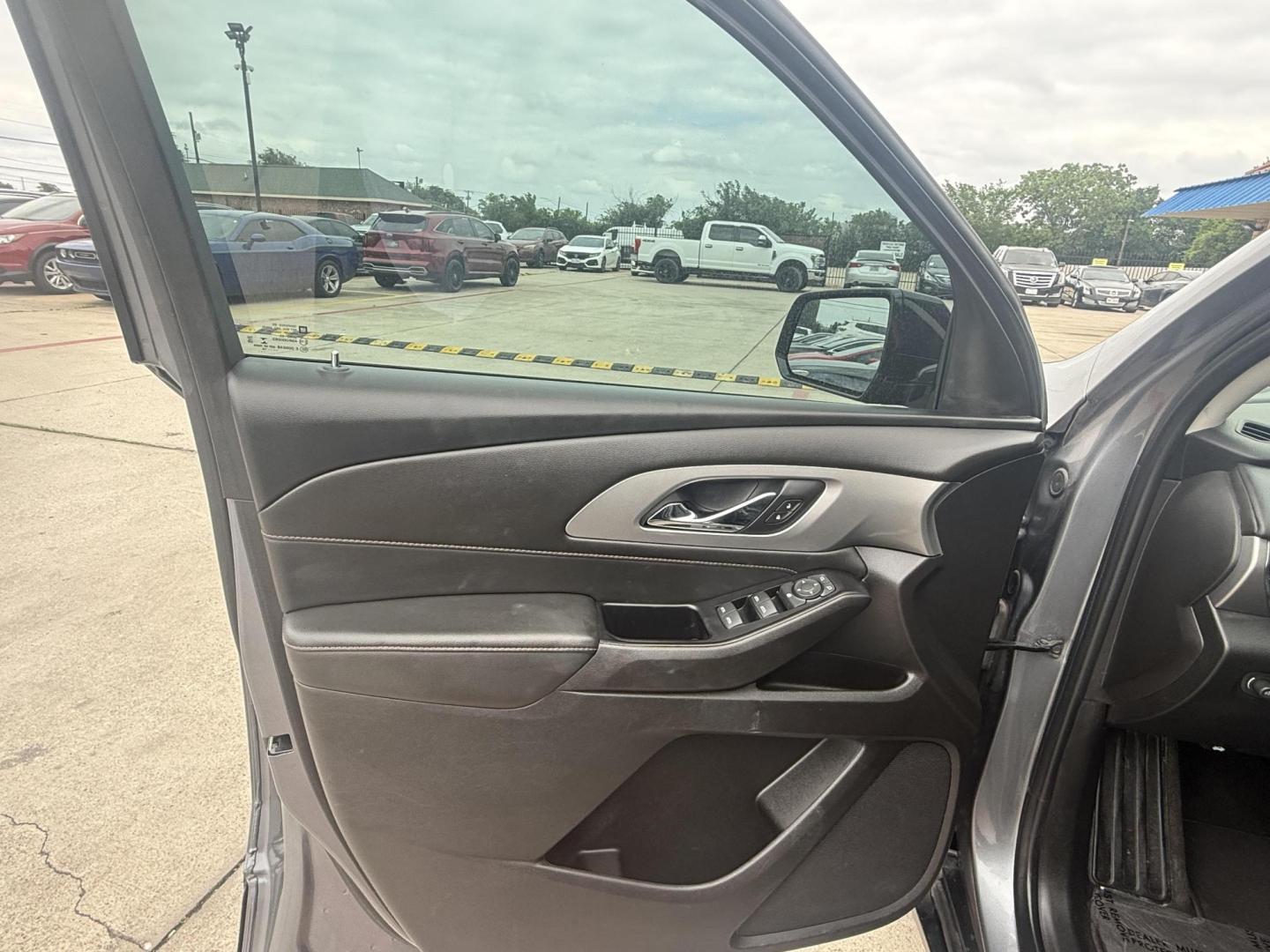 2019 Silver Ice Metallic /Jet Black, premium cloth Chevrolet Traverse 63861 (1GNERFKW5KJ) with an 3.6L V6 DOHC 24V engine, 9-Speed Automatic transmission, located at 2401 E Main St., Grand Prairie, TX, 75050, (972) 262-4440, 32.748981, -96.969643 - Photo#10