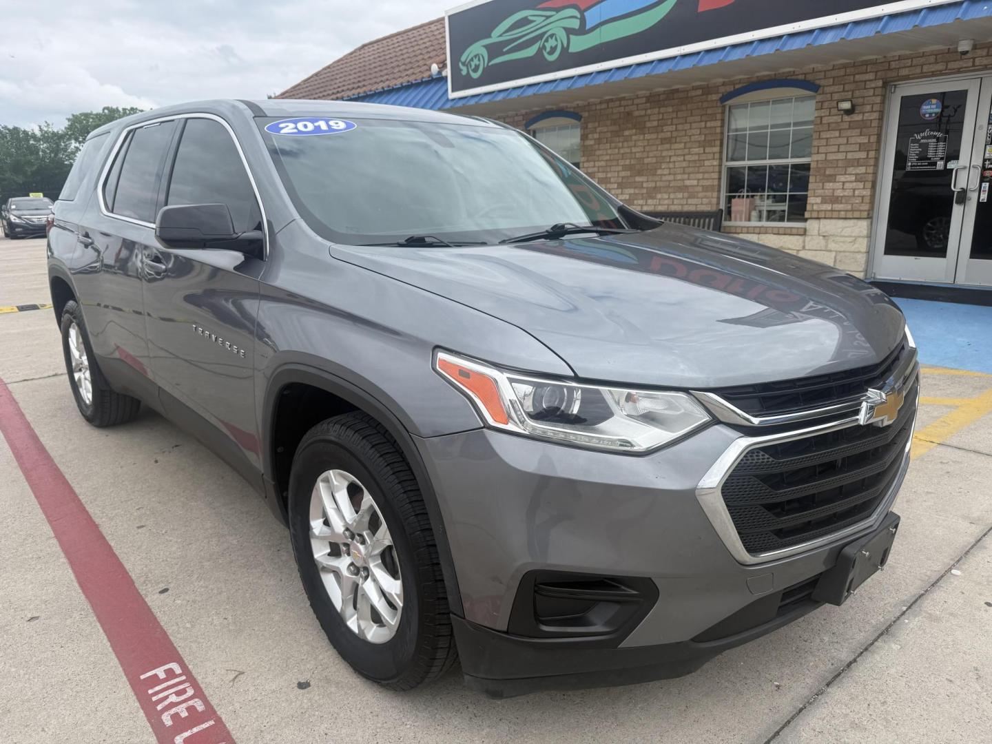 2019 Silver Ice Metallic /Jet Black, premium cloth Chevrolet Traverse 63861 (1GNERFKW5KJ) with an 3.6L V6 DOHC 24V engine, 9-Speed Automatic transmission, located at 2401 E Main St., Grand Prairie, TX, 75050, (972) 262-4440, 32.748981, -96.969643 - Photo#12