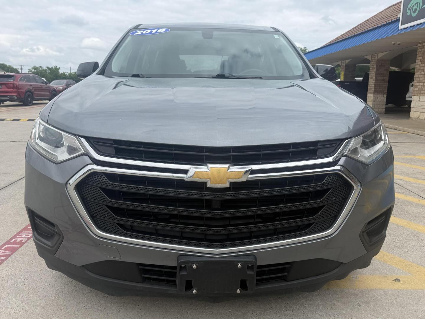 2019 Silver Ice Metallic /Jet Black, premium cloth Chevrolet Traverse 63861 (1GNERFKW5KJ) with an 3.6L V6 DOHC 24V engine, 9-Speed Automatic transmission, located at 2401 E Main St., Grand Prairie, TX, 75050, (972) 262-4440, 32.748981, -96.969643 - Photo#14