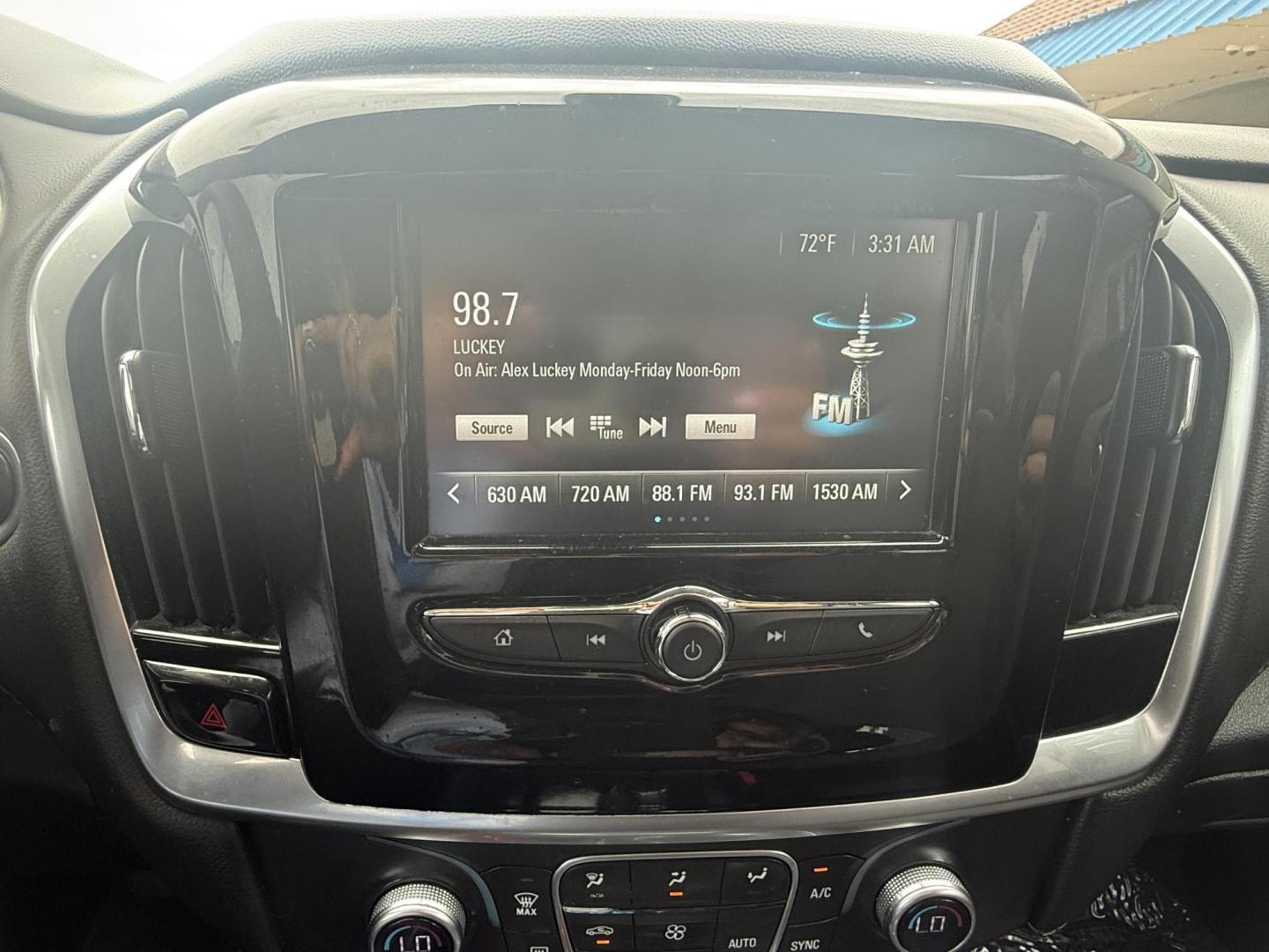 2019 Silver Ice Metallic /Jet Black, premium cloth Chevrolet Traverse 63861 (1GNERFKW5KJ) with an 3.6L V6 DOHC 24V engine, 9-Speed Automatic transmission, located at 2401 E Main St., Grand Prairie, TX, 75050, (972) 262-4440, 32.748981, -96.969643 - Photo#15