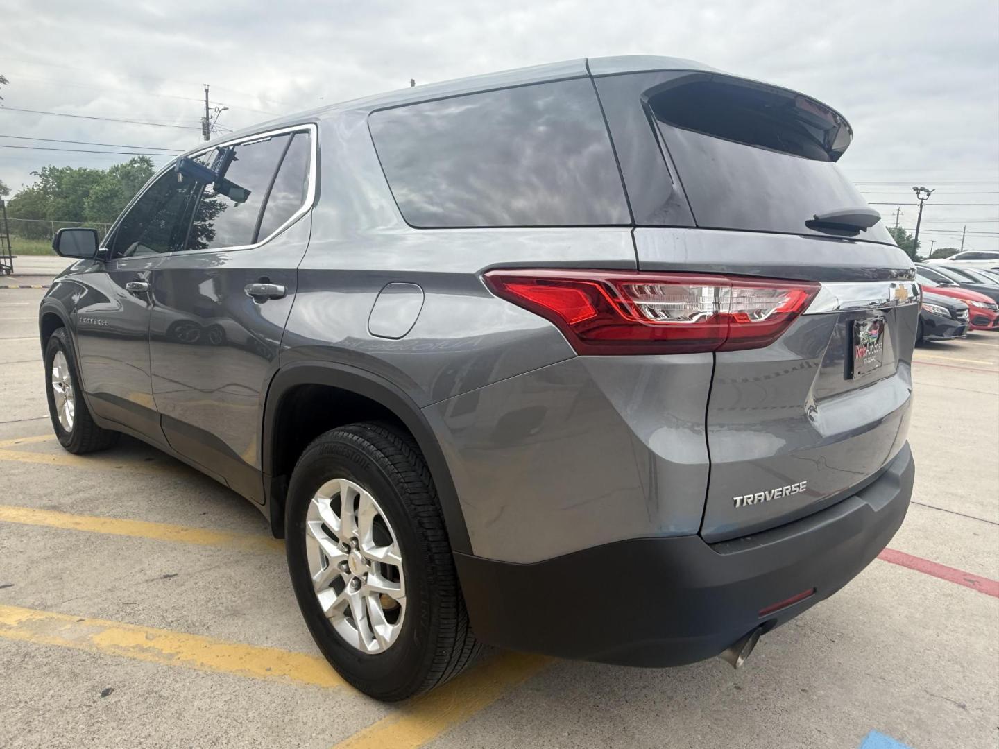 2019 Silver Ice Metallic /Jet Black, premium cloth Chevrolet Traverse 63861 (1GNERFKW5KJ) with an 3.6L V6 DOHC 24V engine, 9-Speed Automatic transmission, located at 2401 E Main St., Grand Prairie, TX, 75050, (972) 262-4440, 32.748981, -96.969643 - Photo#18