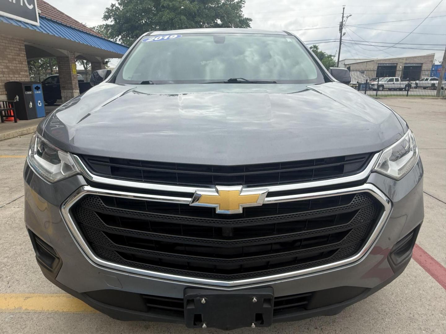 2019 Silver Ice Metallic /Jet Black, premium cloth Chevrolet Traverse 63861 (1GNERFKW5KJ) with an 3.6L V6 DOHC 24V engine, 9-Speed Automatic transmission, located at 2401 E Main St., Grand Prairie, TX, 75050, (972) 262-4440, 32.748981, -96.969643 - Photo#25