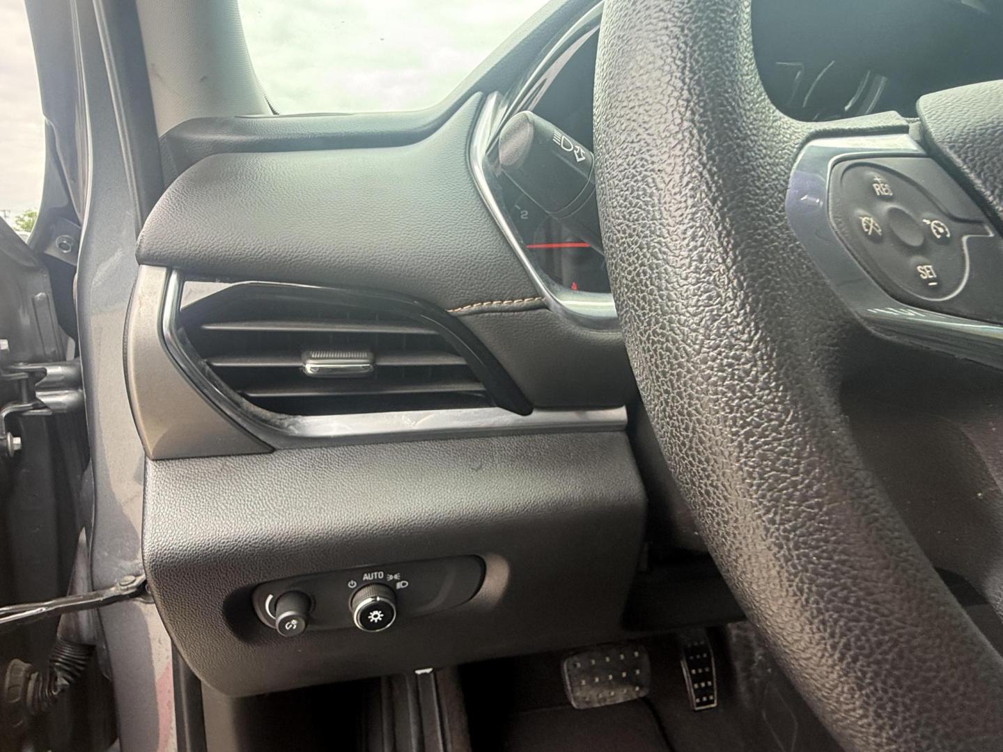 2019 Silver Ice Metallic /Jet Black, premium cloth Chevrolet Traverse 63861 (1GNERFKW5KJ) with an 3.6L V6 DOHC 24V engine, 9-Speed Automatic transmission, located at 2401 E Main St., Grand Prairie, TX, 75050, (972) 262-4440, 32.748981, -96.969643 - Photo#26