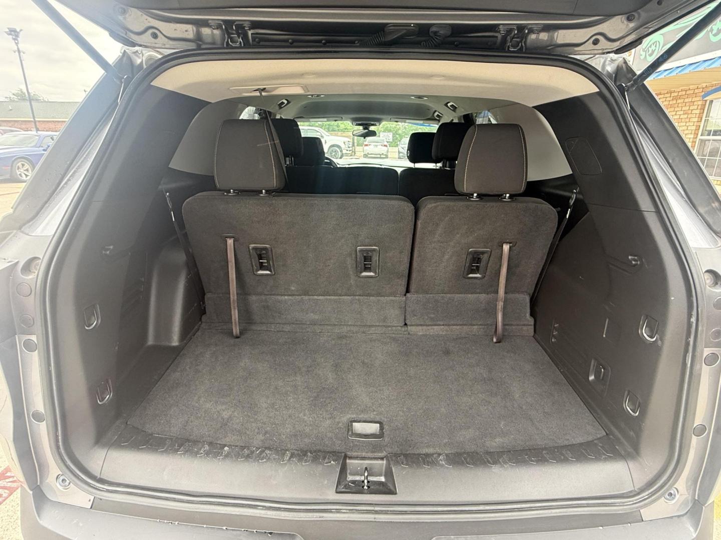 2019 Silver Ice Metallic /Jet Black, premium cloth Chevrolet Traverse 63861 (1GNERFKW5KJ) with an 3.6L V6 DOHC 24V engine, 9-Speed Automatic transmission, located at 2401 E Main St., Grand Prairie, TX, 75050, (972) 262-4440, 32.748981, -96.969643 - Photo#27