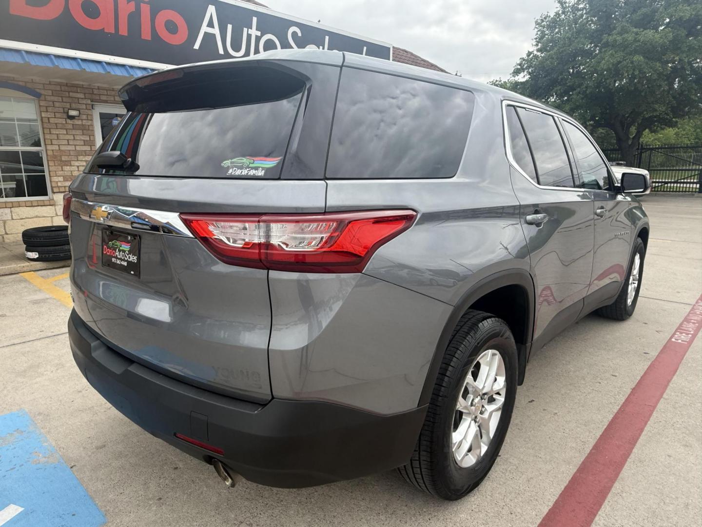 2019 Silver Ice Metallic /Jet Black, premium cloth Chevrolet Traverse 63861 (1GNERFKW5KJ) with an 3.6L V6 DOHC 24V engine, 9-Speed Automatic transmission, located at 2401 E Main St., Grand Prairie, TX, 75050, (972) 262-4440, 32.748981, -96.969643 - Photo#30