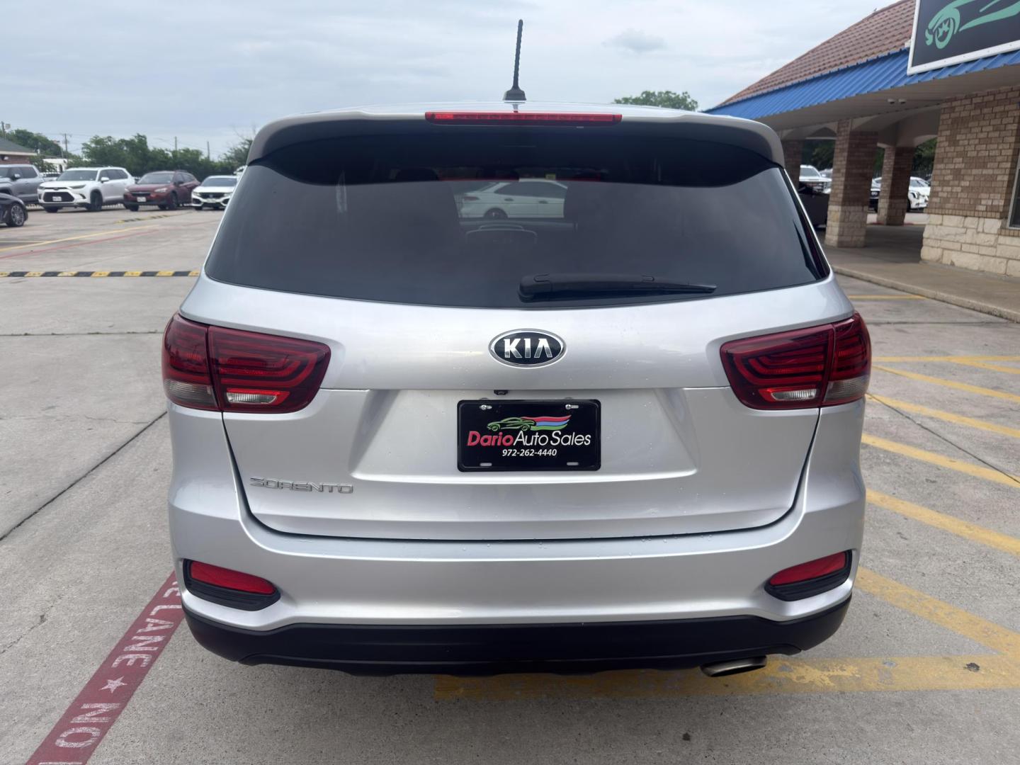 2020 Everlasting Silver /Satin Black, leather Stone Beige, leather Kia Sorento 72484 (5XYPGDA50LG) with an 3.3L V6 DOHC 24V engine, 8-Speed Automatic transmission, located at 2401 E Main St., Grand Prairie, TX, 75050, (972) 262-4440, 32.748981, -96.969643 - Photo#3
