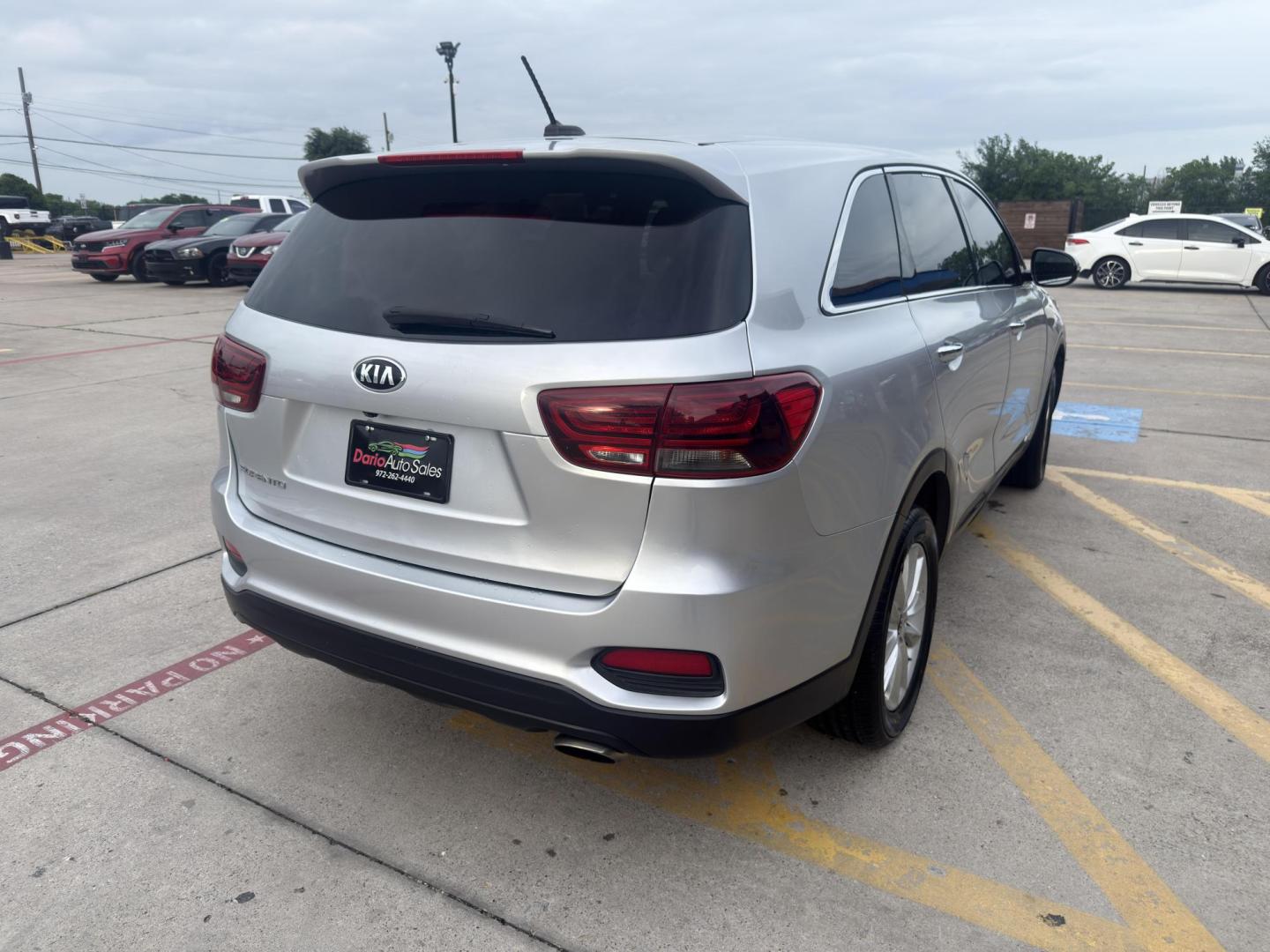 2020 Everlasting Silver /Satin Black, leather Stone Beige, leather Kia Sorento 72484 (5XYPGDA50LG) with an 3.3L V6 DOHC 24V engine, 8-Speed Automatic transmission, located at 2401 E Main St., Grand Prairie, TX, 75050, (972) 262-4440, 32.748981, -96.969643 - Photo#4