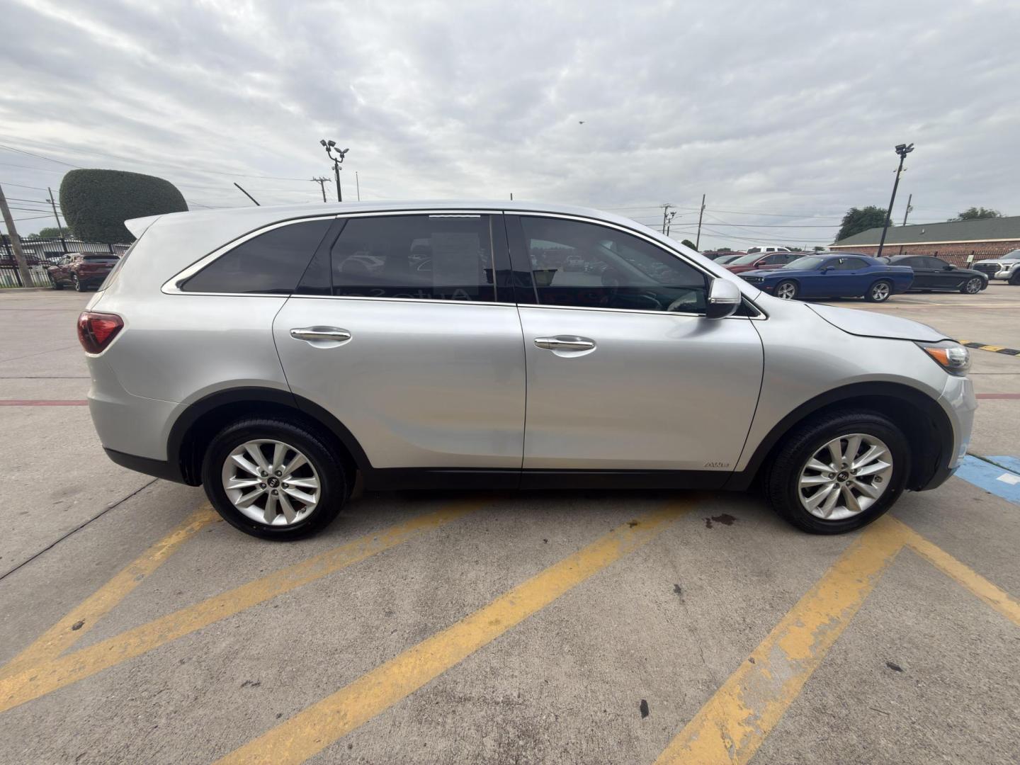 2020 Everlasting Silver /Satin Black, leather Stone Beige, leather Kia Sorento 72484 (5XYPGDA50LG) with an 3.3L V6 DOHC 24V engine, 8-Speed Automatic transmission, located at 2401 E Main St., Grand Prairie, TX, 75050, (972) 262-4440, 32.748981, -96.969643 - Photo#5