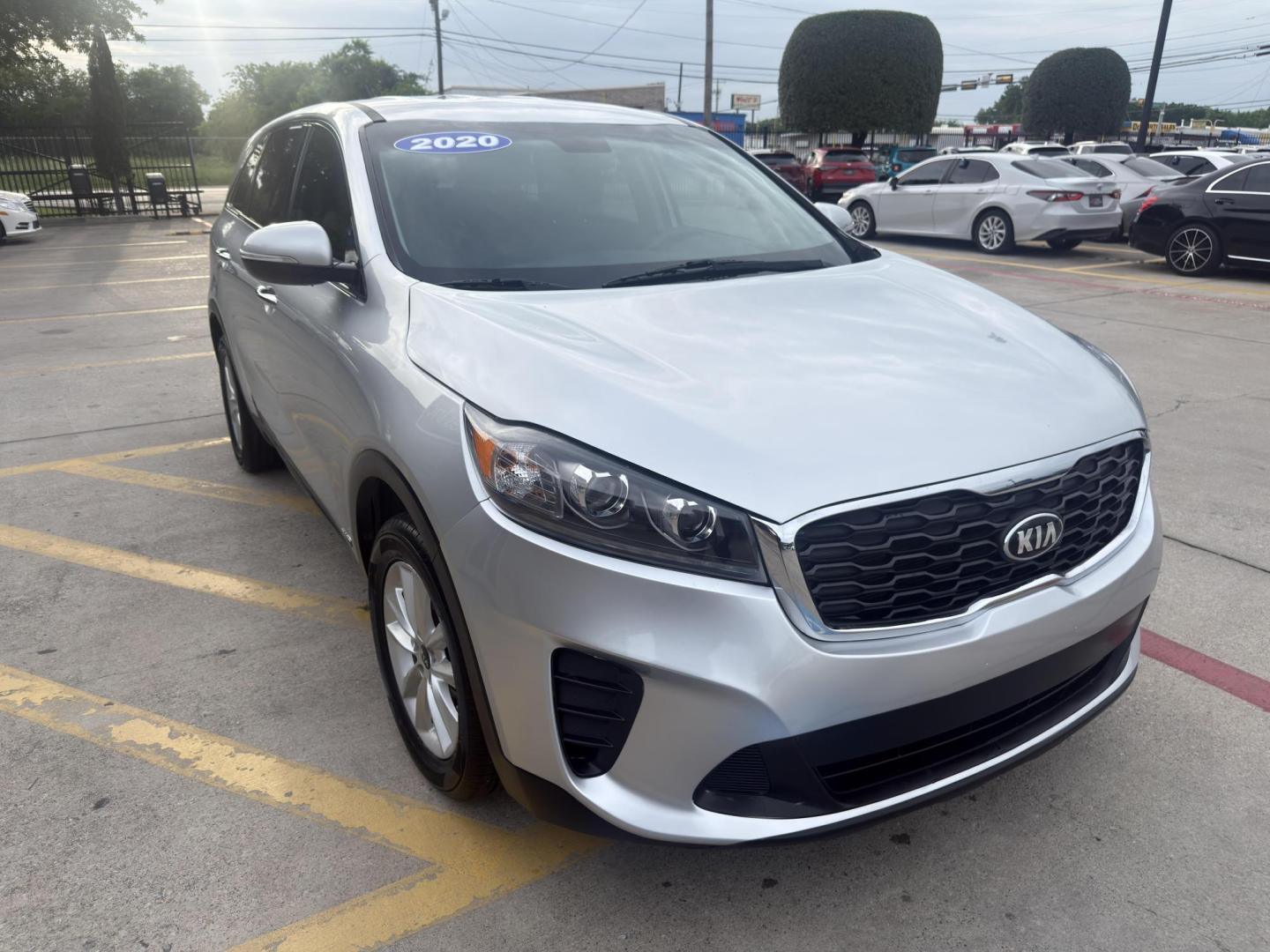 2020 Everlasting Silver /Satin Black, leather Stone Beige, leather Kia Sorento 72484 (5XYPGDA50LG) with an 3.3L V6 DOHC 24V engine, 8-Speed Automatic transmission, located at 2401 E Main St., Grand Prairie, TX, 75050, (972) 262-4440, 32.748981, -96.969643 - Photo#6