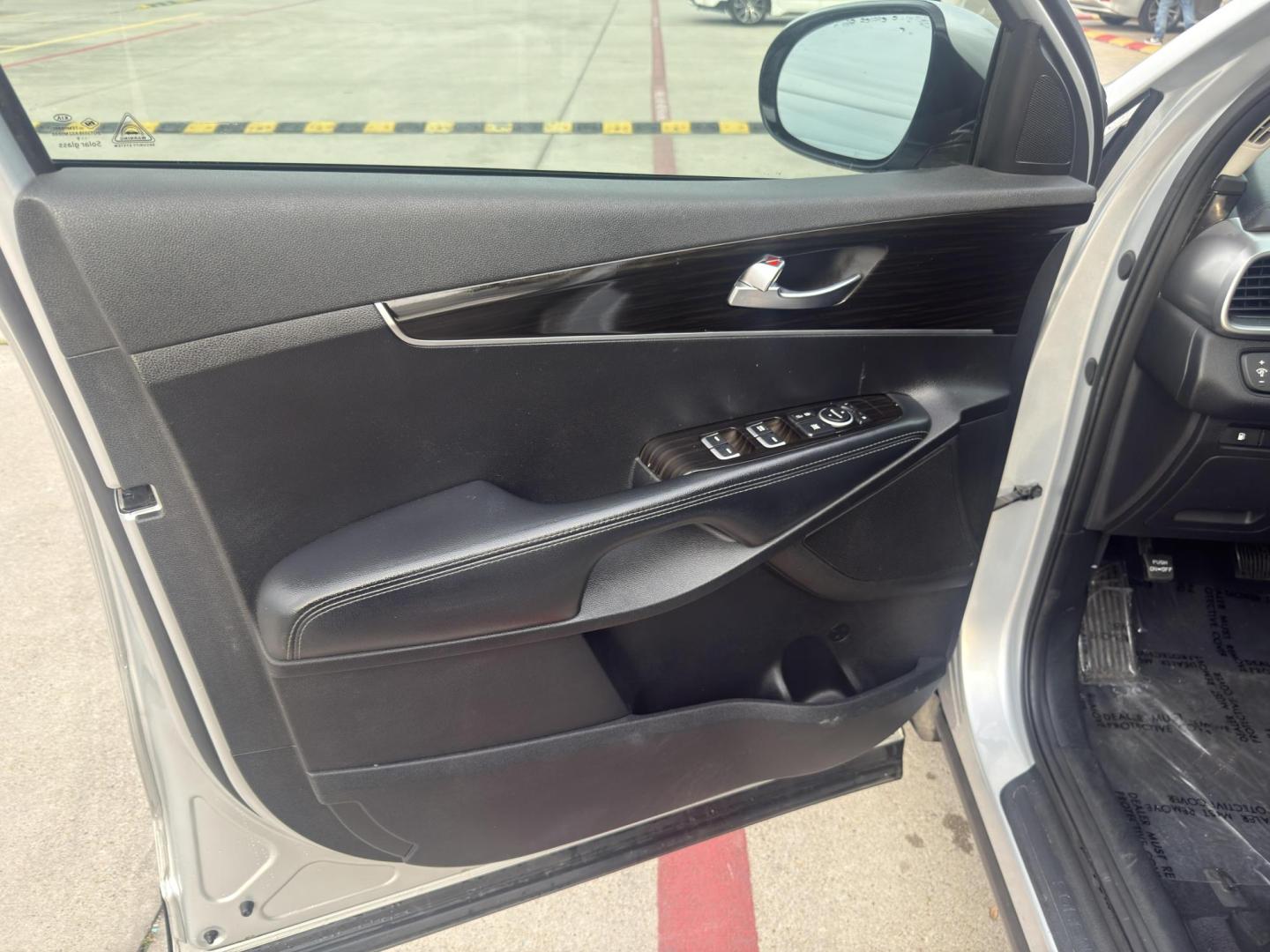 2020 Everlasting Silver /Satin Black, leather Stone Beige, leather Kia Sorento 72484 (5XYPGDA50LG) with an 3.3L V6 DOHC 24V engine, 8-Speed Automatic transmission, located at 2401 E Main St., Grand Prairie, TX, 75050, (972) 262-4440, 32.748981, -96.969643 - Photo#13