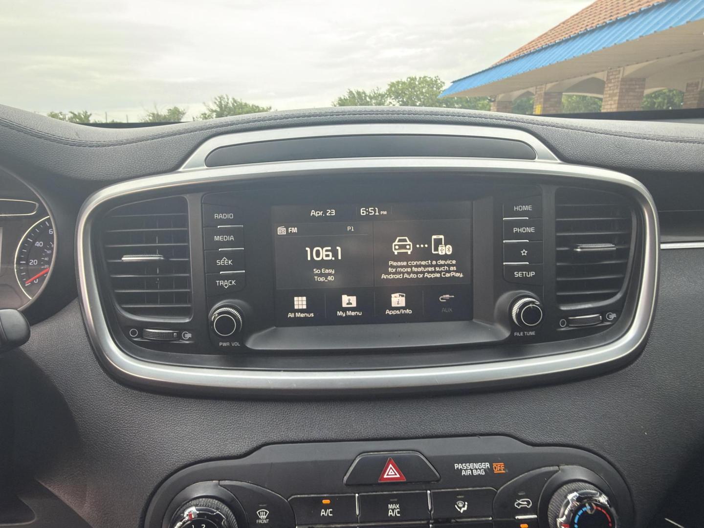 2020 Everlasting Silver /Satin Black, leather Stone Beige, leather Kia Sorento 72484 (5XYPGDA50LG) with an 3.3L V6 DOHC 24V engine, 8-Speed Automatic transmission, located at 2401 E Main St., Grand Prairie, TX, 75050, (972) 262-4440, 32.748981, -96.969643 - Photo#20