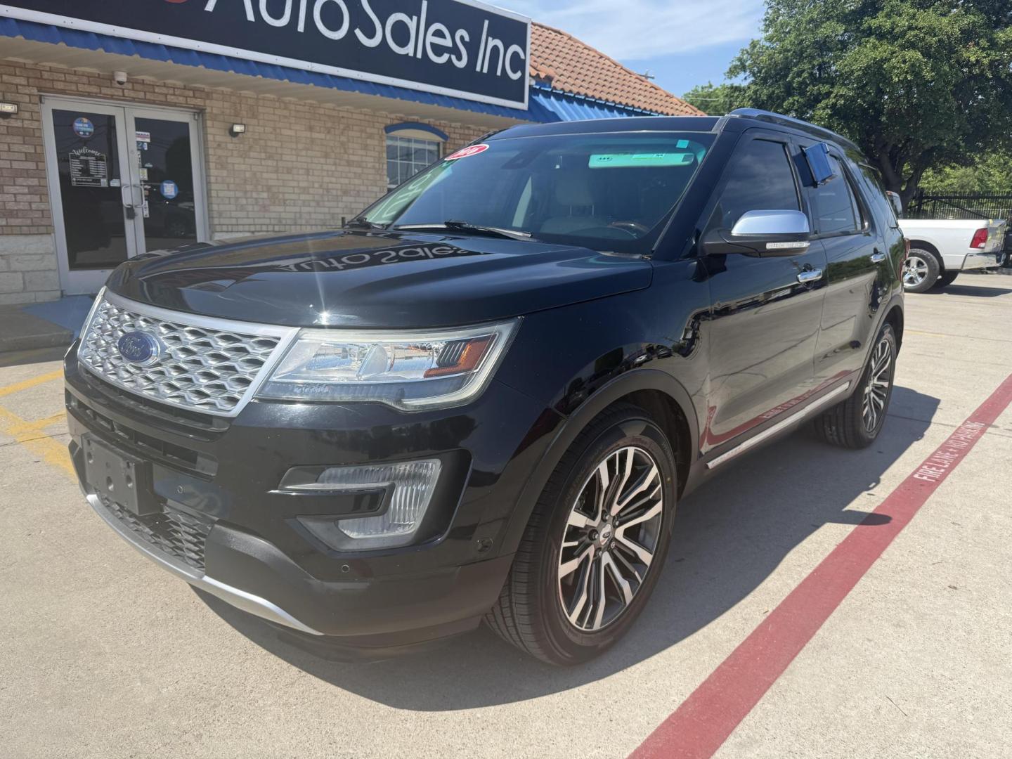 2016 Absolute Black /Medium Soft Ceramic, premium leather Ford Explorer 51920 (1FM5K8HT6GG) with an 3.5L V6 DOHC 24V engine, 6-Speed Automatic transmission, located at 2401 E Main St., Grand Prairie, TX, 75050, (972) 262-4440, 32.748981, -96.969643 - Photo#26