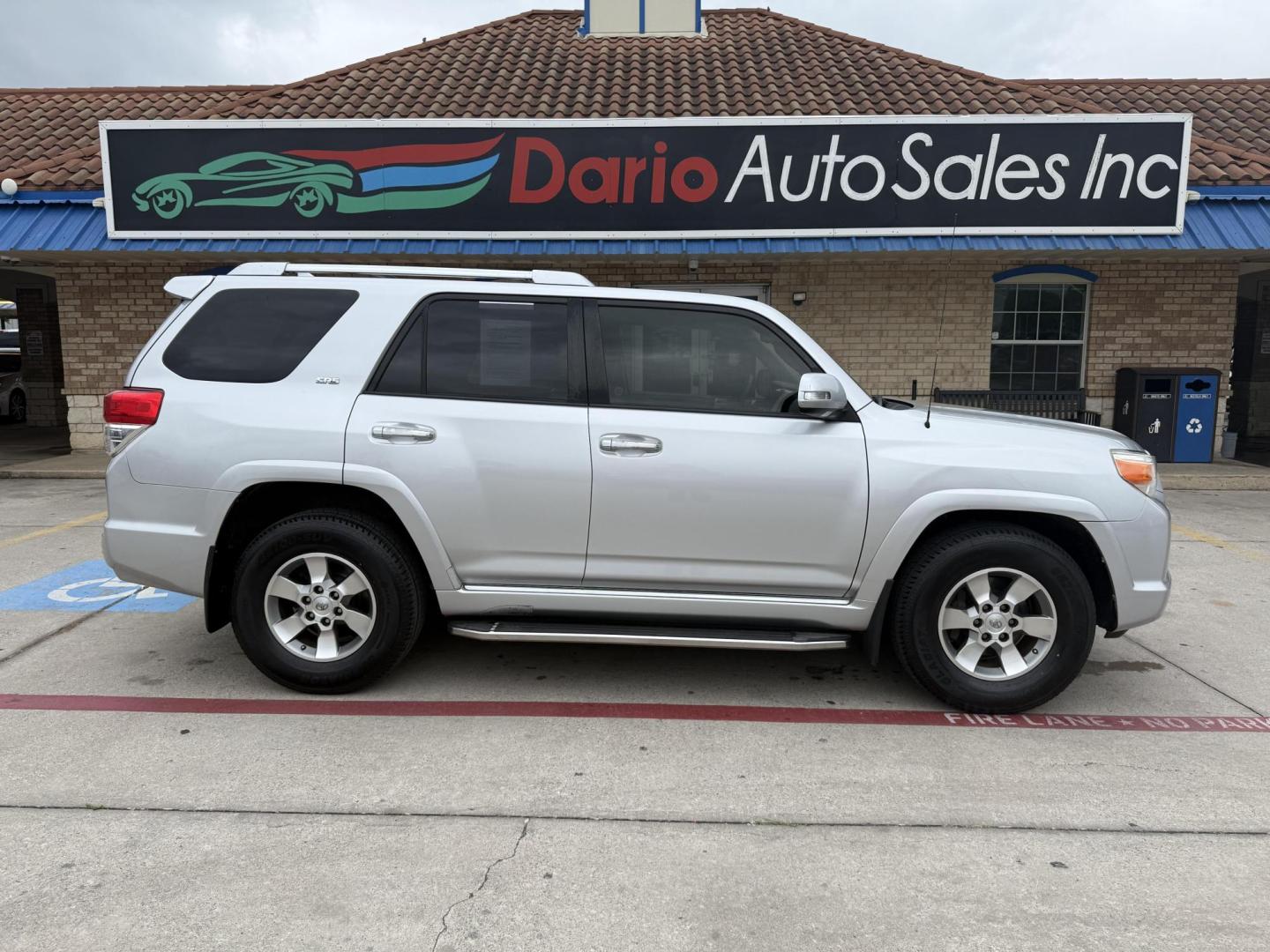 2013 Classic Silver Metallic /Black/Graphite Cloth Interior Black/Graphite Leath Toyota 4Runner 45977 (JTEZU5JR7D5) with an 4.0L V6 DOHC 24V engine, 5-Speed Automatic transmission, located at 2401 E Main St., Grand Prairie, TX, 75050, (972) 262-4440, 32.748981, -96.969643 - Photo#28