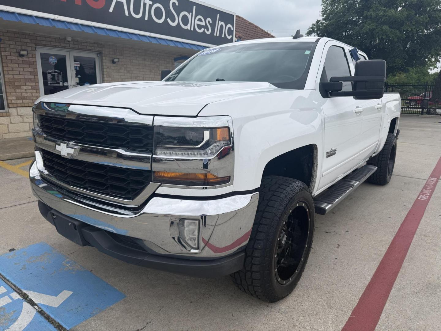 2018 Summit White /Cocoa/Dune, cloth Dark Ash Seats w/Jet Black Inter Chevrolet Silverado 1500 59685 (3GCPCREC1JG) with an 5.3L V8 OHV 16V engine, 6-Speed Automatic transmission, located at 2401 E Main St., Grand Prairie, TX, 75050, (972) 262-4440, 32.748981, -96.969643 - Photo#0
