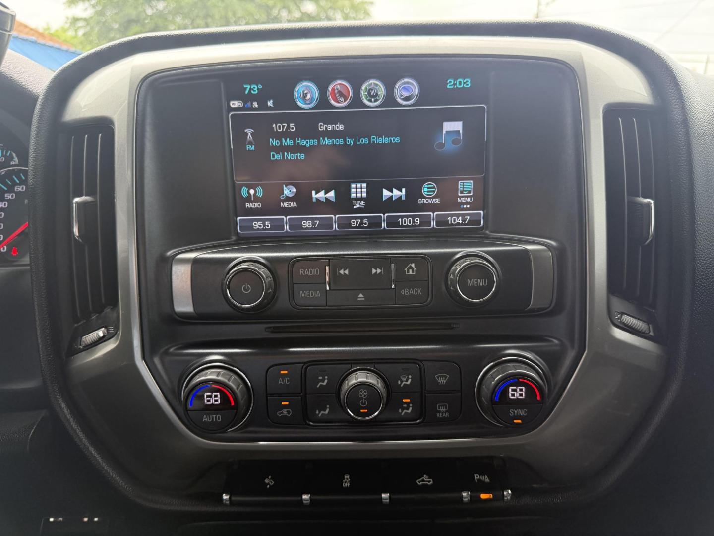 2018 Summit White /Cocoa/Dune, cloth Dark Ash Seats w/Jet Black Inter Chevrolet Silverado 1500 59685 (3GCPCREC1JG) with an 5.3L V8 OHV 16V engine, 6-Speed Automatic transmission, located at 2401 E Main St., Grand Prairie, TX, 75050, (972) 262-4440, 32.748981, -96.969643 - Photo#3