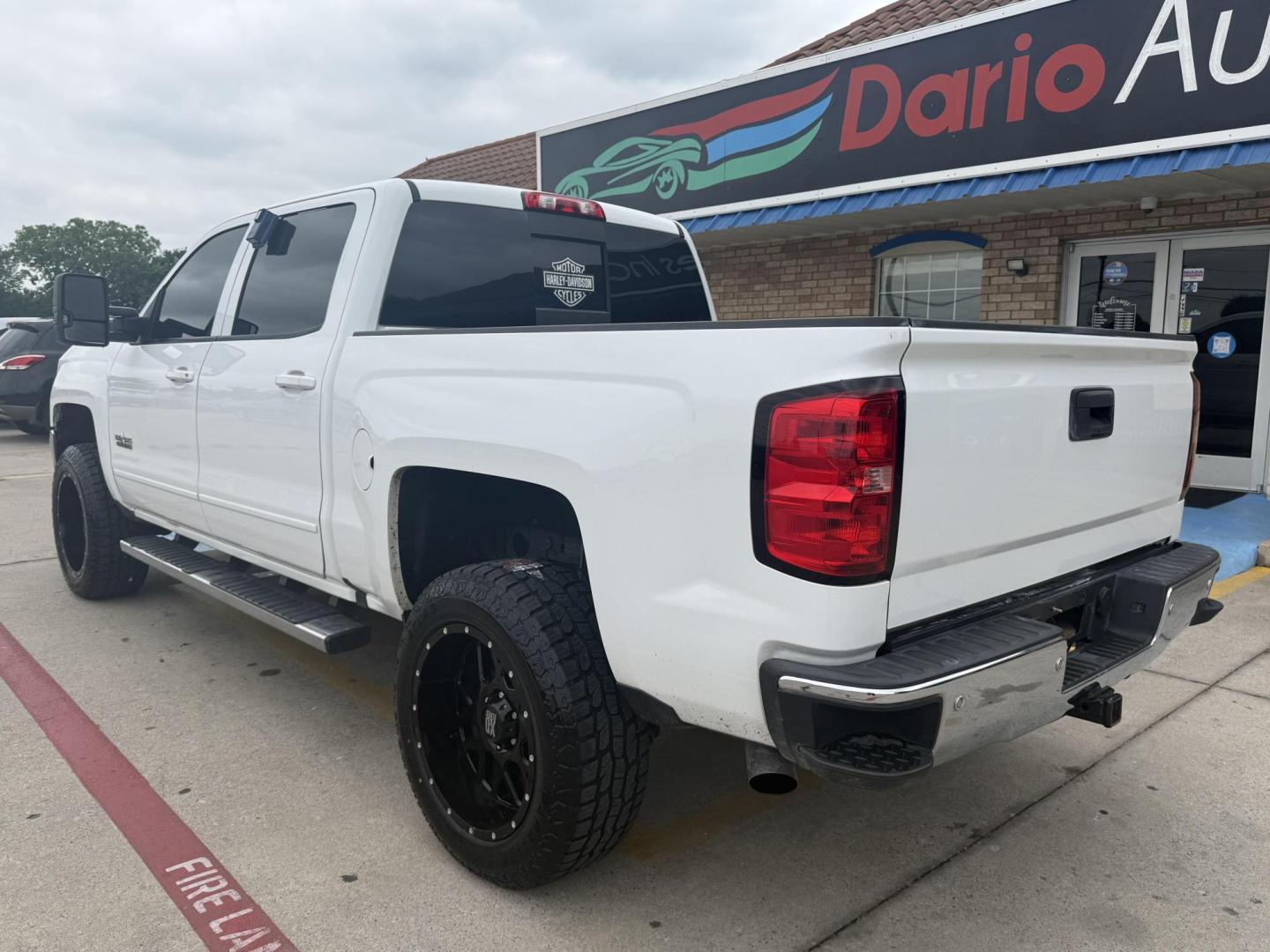 2018 Summit White /Cocoa/Dune, cloth Dark Ash Seats w/Jet Black Inter Chevrolet Silverado 1500 59685 (3GCPCREC1JG) with an 5.3L V8 OHV 16V engine, 6-Speed Automatic transmission, located at 2401 E Main St., Grand Prairie, TX, 75050, (972) 262-4440, 32.748981, -96.969643 - Photo#4