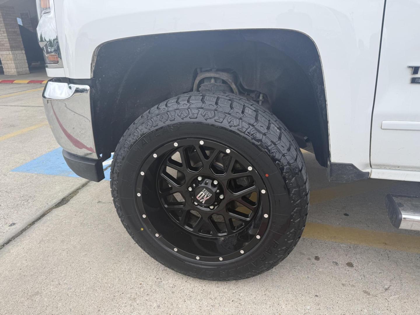 2018 Summit White /Cocoa/Dune, cloth Dark Ash Seats w/Jet Black Inter Chevrolet Silverado 1500 59685 (3GCPCREC1JG) with an 5.3L V8 OHV 16V engine, 6-Speed Automatic transmission, located at 2401 E Main St., Grand Prairie, TX, 75050, (972) 262-4440, 32.748981, -96.969643 - Photo#6