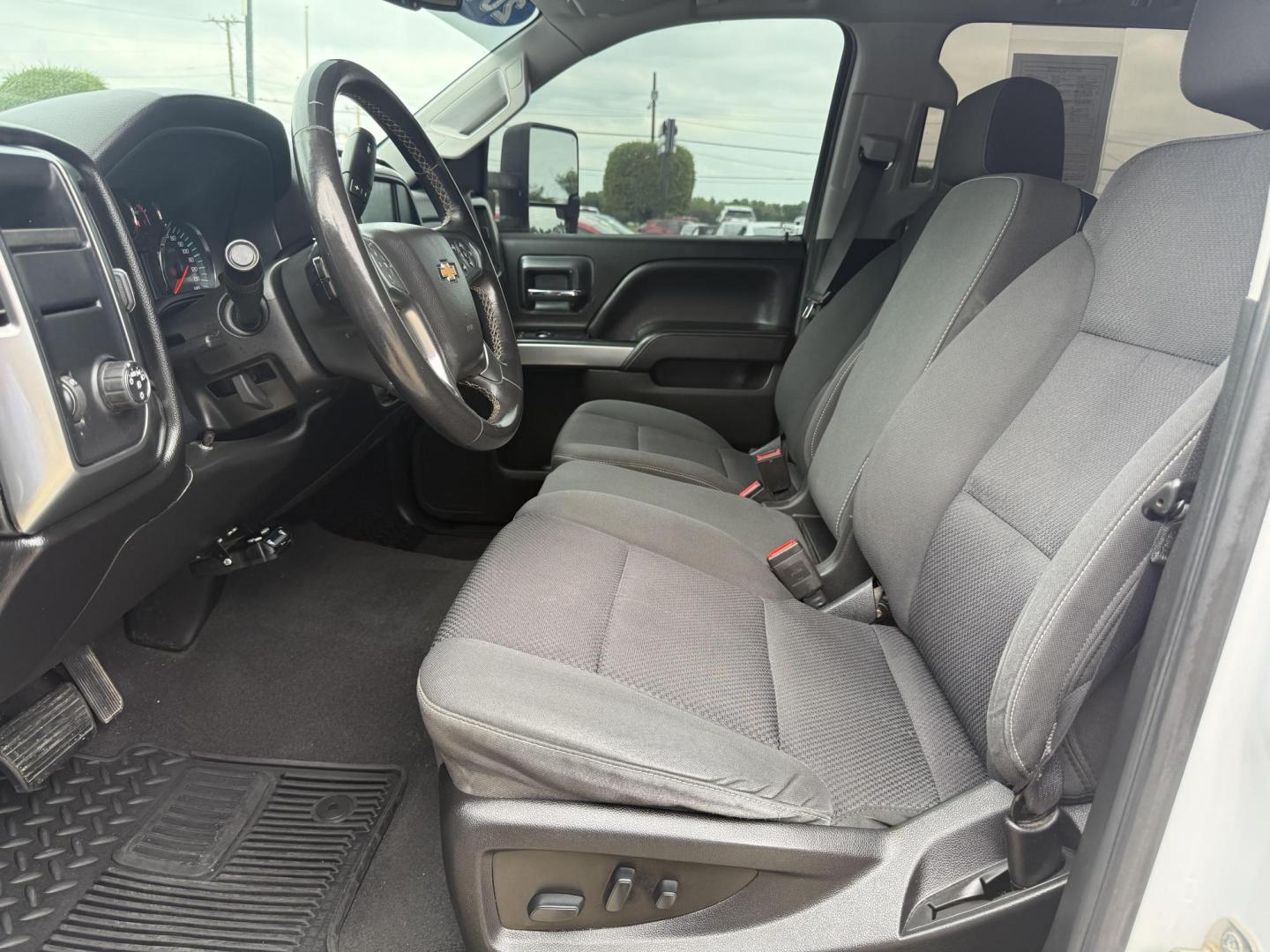 2018 Summit White /Cocoa/Dune, cloth Dark Ash Seats w/Jet Black Inter Chevrolet Silverado 1500 59685 (3GCPCREC1JG) with an 5.3L V8 OHV 16V engine, 6-Speed Automatic transmission, located at 2401 E Main St., Grand Prairie, TX, 75050, (972) 262-4440, 32.748981, -96.969643 - Photo#7