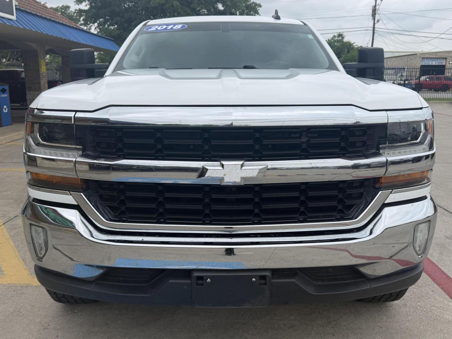 2018 Summit White /Cocoa/Dune, cloth Dark Ash Seats w/Jet Black Inter Chevrolet Silverado 1500 59685 (3GCPCREC1JG) with an 5.3L V8 OHV 16V engine, 6-Speed Automatic transmission, located at 2401 E Main St., Grand Prairie, TX, 75050, (972) 262-4440, 32.748981, -96.969643 - Photo#9