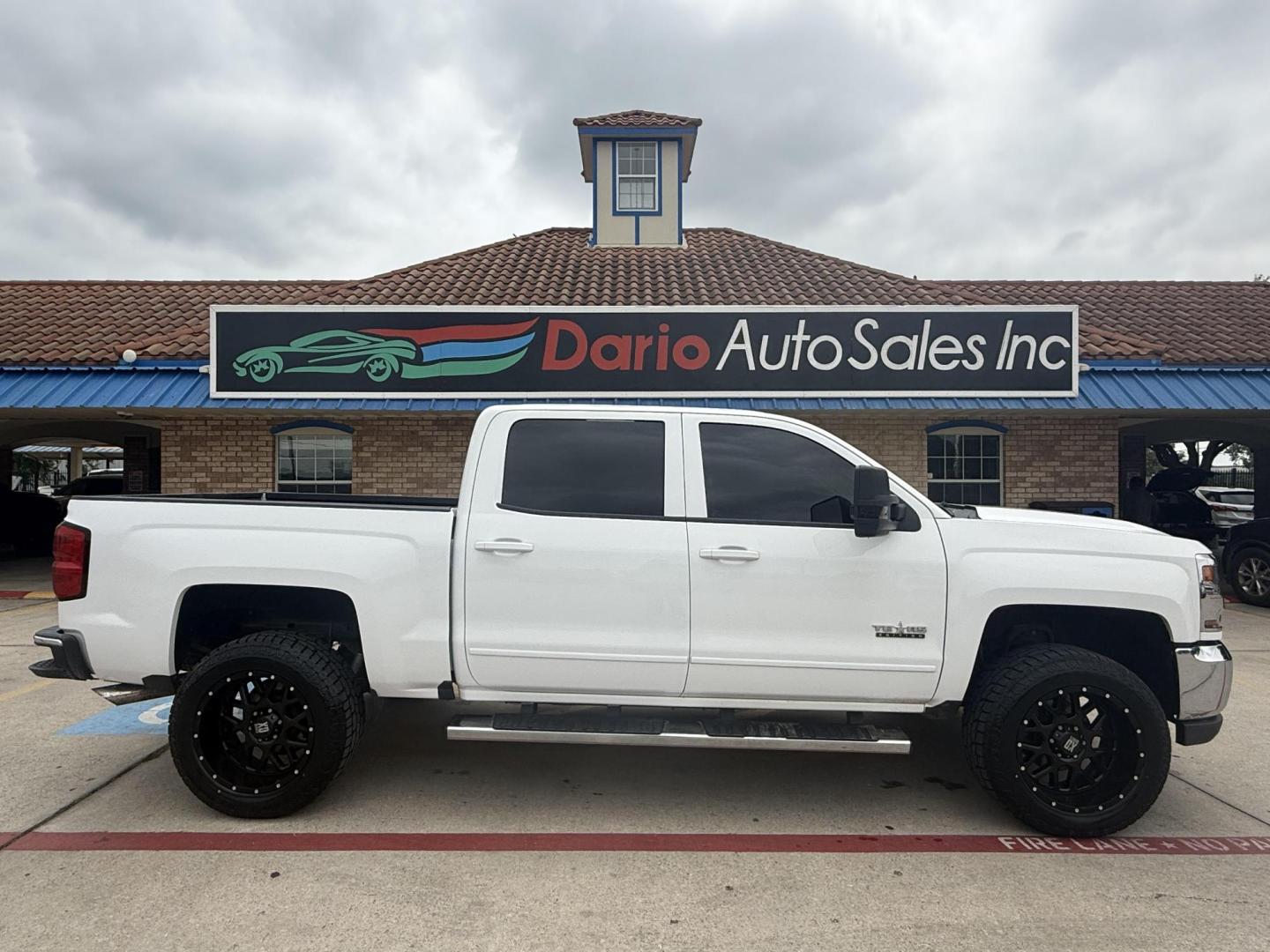 2018 Summit White /Cocoa/Dune, cloth Dark Ash Seats w/Jet Black Inter Chevrolet Silverado 1500 59685 (3GCPCREC1JG) with an 5.3L V8 OHV 16V engine, 6-Speed Automatic transmission, located at 2401 E Main St., Grand Prairie, TX, 75050, (972) 262-4440, 32.748981, -96.969643 - Photo#10