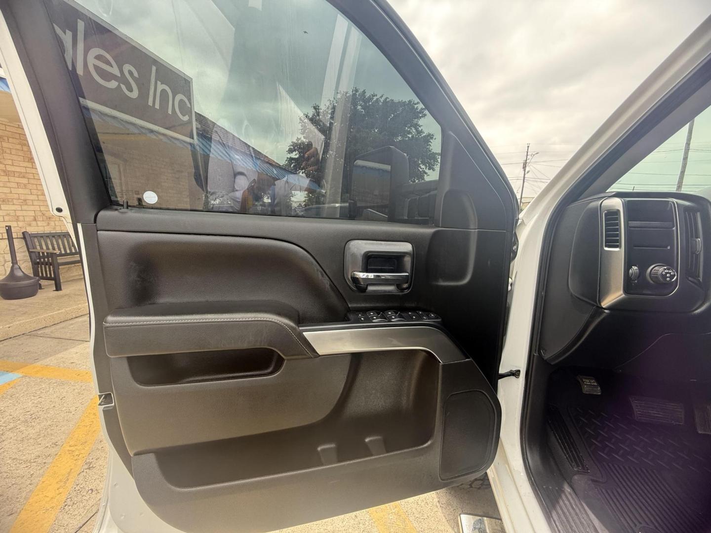 2018 Summit White /Cocoa/Dune, cloth Dark Ash Seats w/Jet Black Inter Chevrolet Silverado 1500 59685 (3GCPCREC1JG) with an 5.3L V8 OHV 16V engine, 6-Speed Automatic transmission, located at 2401 E Main St., Grand Prairie, TX, 75050, (972) 262-4440, 32.748981, -96.969643 - Photo#13