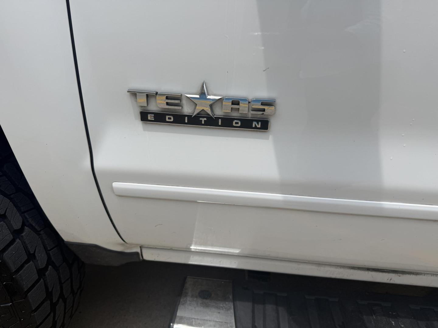 2018 Summit White /Cocoa/Dune, cloth Dark Ash Seats w/Jet Black Inter Chevrolet Silverado 1500 59685 (3GCPCREC1JG) with an 5.3L V8 OHV 16V engine, 6-Speed Automatic transmission, located at 2401 E Main St., Grand Prairie, TX, 75050, (972) 262-4440, 32.748981, -96.969643 - Photo#14