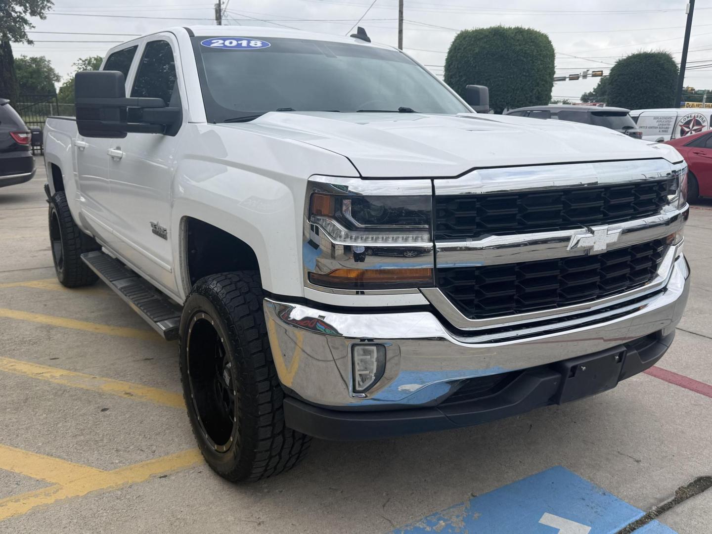 2018 Summit White /Cocoa/Dune, cloth Dark Ash Seats w/Jet Black Inter Chevrolet Silverado 1500 59685 (3GCPCREC1JG) with an 5.3L V8 OHV 16V engine, 6-Speed Automatic transmission, located at 2401 E Main St., Grand Prairie, TX, 75050, (972) 262-4440, 32.748981, -96.969643 - Photo#17