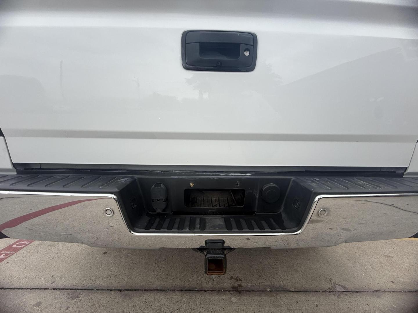 2018 Summit White /Cocoa/Dune, cloth Dark Ash Seats w/Jet Black Inter Chevrolet Silverado 1500 59685 (3GCPCREC1JG) with an 5.3L V8 OHV 16V engine, 6-Speed Automatic transmission, located at 2401 E Main St., Grand Prairie, TX, 75050, (972) 262-4440, 32.748981, -96.969643 - Photo#19
