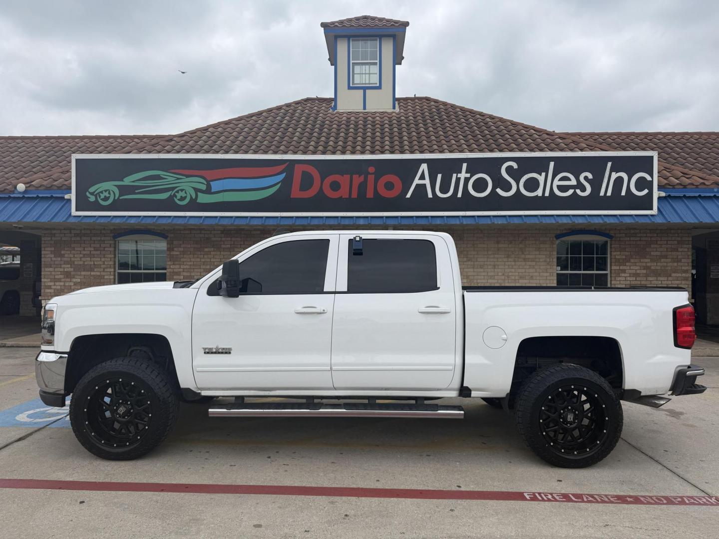 2018 Summit White /Cocoa/Dune, cloth Dark Ash Seats w/Jet Black Inter Chevrolet Silverado 1500 59685 (3GCPCREC1JG) with an 5.3L V8 OHV 16V engine, 6-Speed Automatic transmission, located at 2401 E Main St., Grand Prairie, TX, 75050, (972) 262-4440, 32.748981, -96.969643 - Photo#21