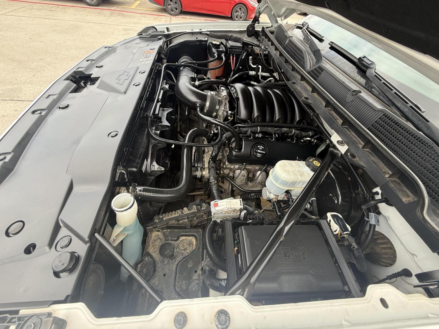 2018 Summit White /Cocoa/Dune, cloth Dark Ash Seats w/Jet Black Inter Chevrolet Silverado 1500 59685 (3GCPCREC1JG) with an 5.3L V8 OHV 16V engine, 6-Speed Automatic transmission, located at 2401 E Main St., Grand Prairie, TX, 75050, (972) 262-4440, 32.748981, -96.969643 - Photo#24