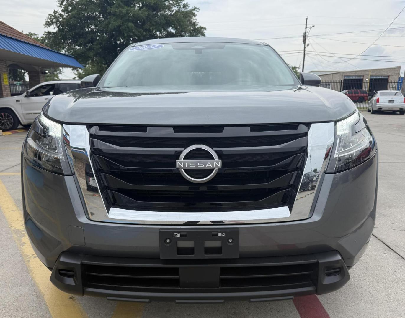 2022 Brilliant Silver Metallic /Charcoal Nissan Pathfinder 76644 (5N1DR3AA0NC) with an 3.5L V6 DOHC 24V engine, Continuously Variable Transmission transmission, located at 2401 E Main St., Grand Prairie, TX, 75050, (972) 262-4440, 32.748981, -96.969643 - Photo#1