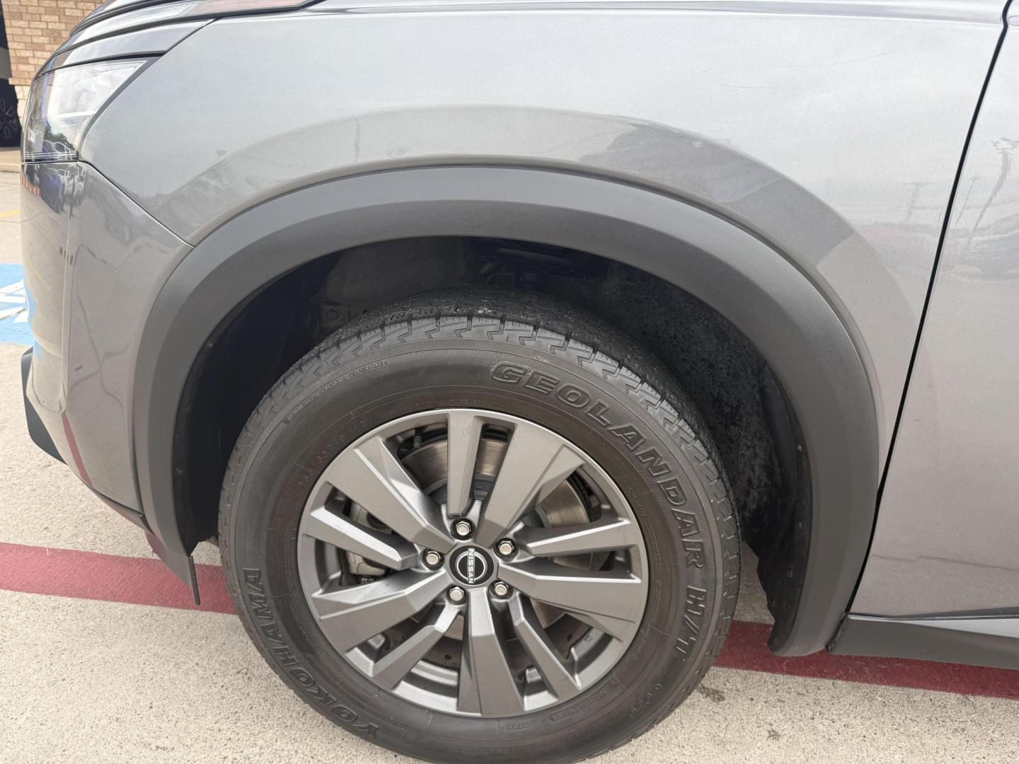 2022 Brilliant Silver Metallic /Charcoal Nissan Pathfinder 76644 (5N1DR3AA0NC) with an 3.5L V6 DOHC 24V engine, Continuously Variable Transmission transmission, located at 2401 E Main St., Grand Prairie, TX, 75050, (972) 262-4440, 32.748981, -96.969643 - Photo#2