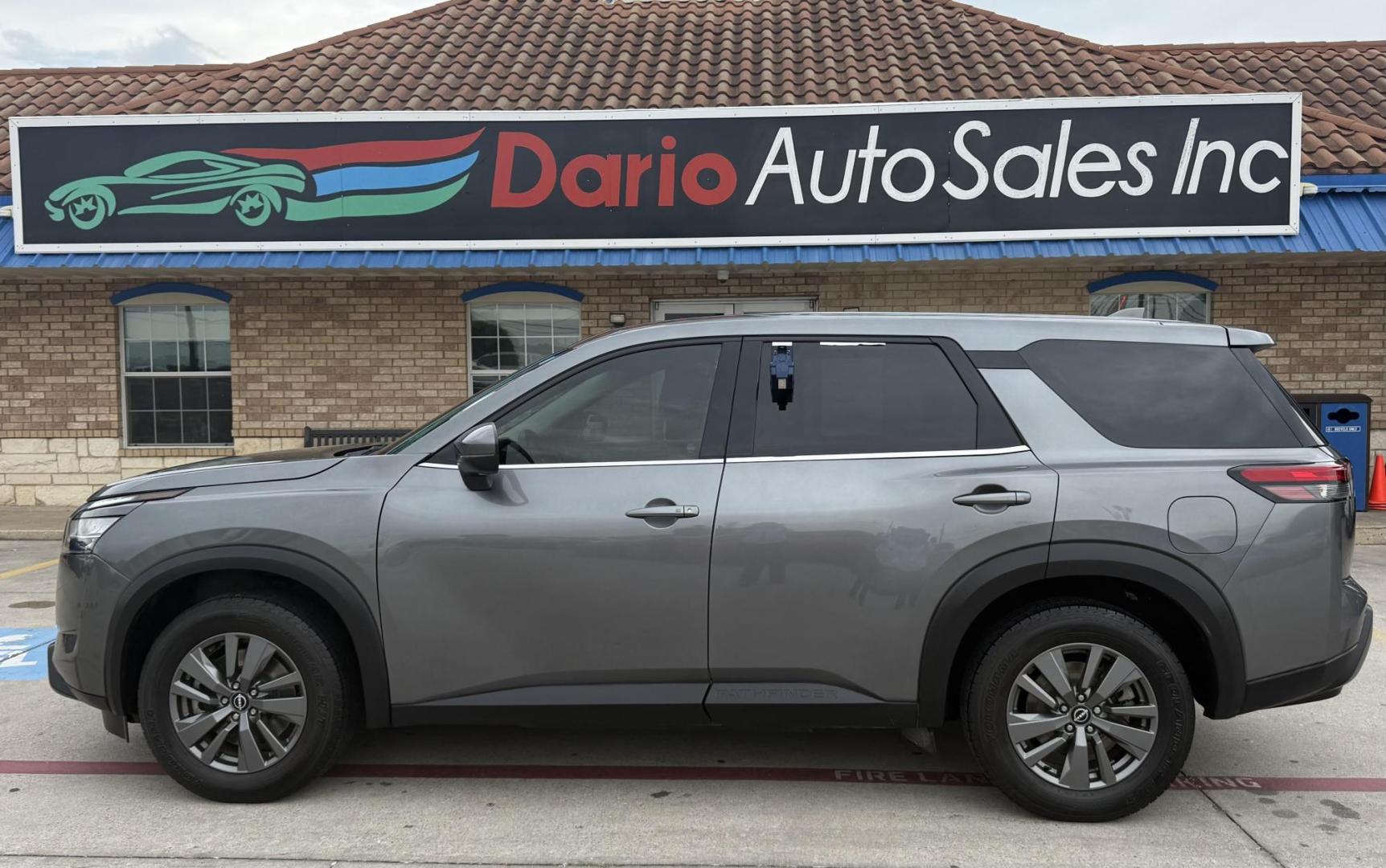 2022 Brilliant Silver Metallic /Charcoal Nissan Pathfinder 76644 (5N1DR3AA0NC) with an 3.5L V6 DOHC 24V engine, Continuously Variable Transmission transmission, located at 2401 E Main St., Grand Prairie, TX, 75050, (972) 262-4440, 32.748981, -96.969643 - Photo#4