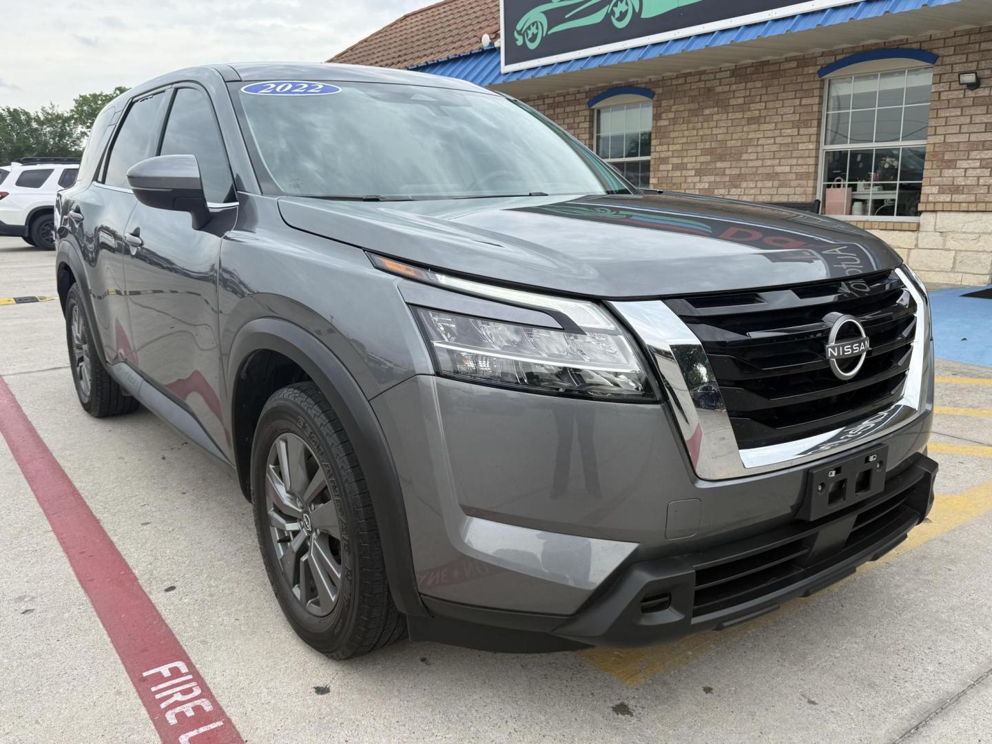 2022 Brilliant Silver Metallic /Charcoal Nissan Pathfinder 76644 (5N1DR3AA0NC) with an 3.5L V6 DOHC 24V engine, Continuously Variable Transmission transmission, located at 2401 E Main St., Grand Prairie, TX, 75050, (972) 262-4440, 32.748981, -96.969643 - Photo#8