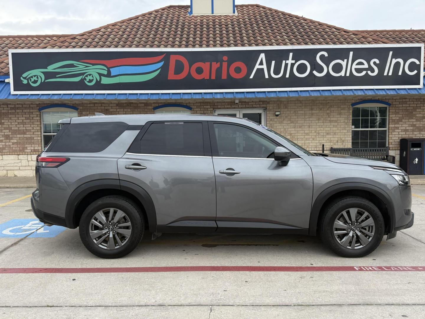 2022 Brilliant Silver Metallic /Charcoal Nissan Pathfinder 76644 (5N1DR3AA0NC) with an 3.5L V6 DOHC 24V engine, Continuously Variable Transmission transmission, located at 2401 E Main St., Grand Prairie, TX, 75050, (972) 262-4440, 32.748981, -96.969643 - Photo#12