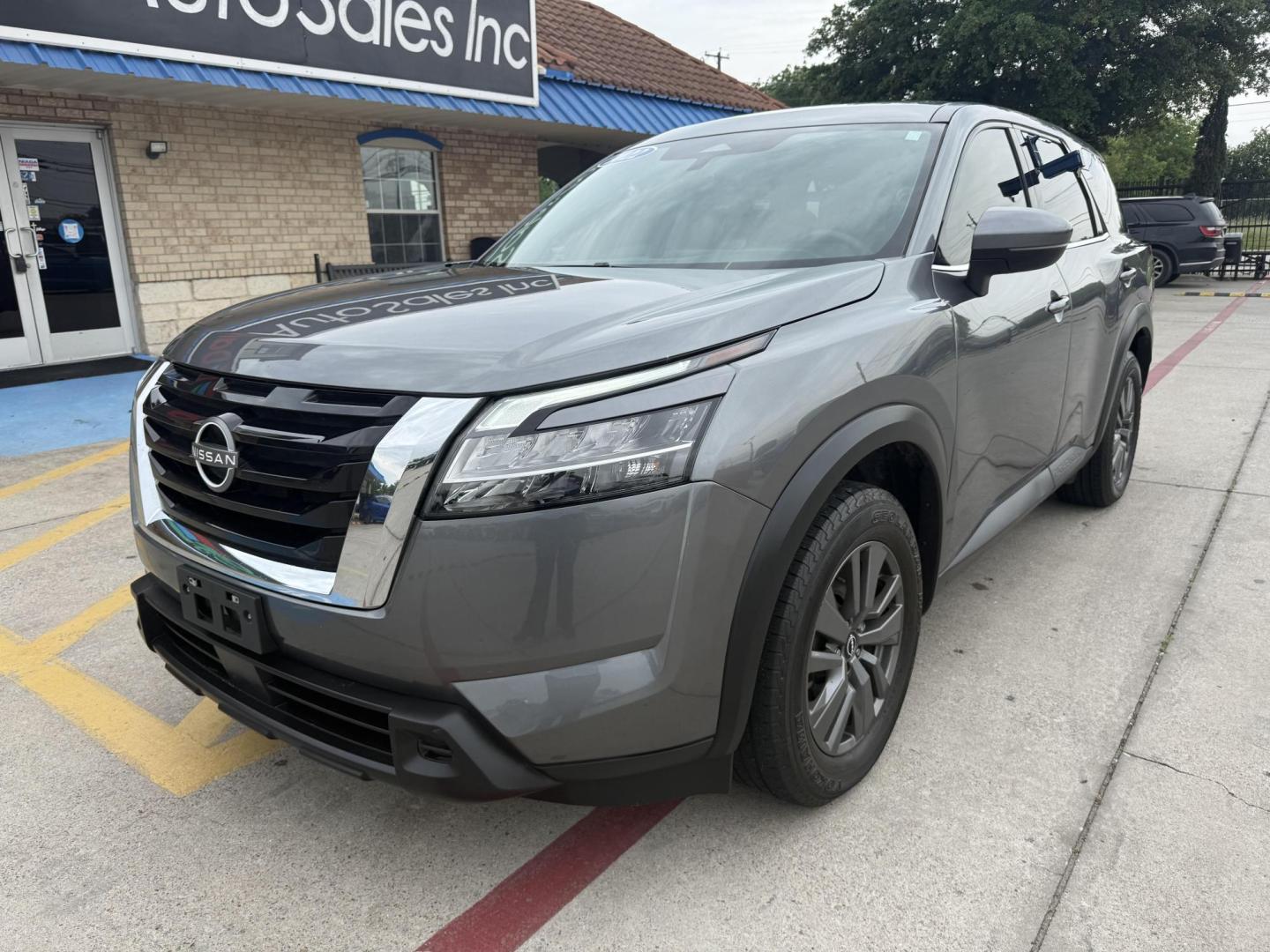 2022 Brilliant Silver Metallic /Charcoal Nissan Pathfinder 76644 (5N1DR3AA0NC) with an 3.5L V6 DOHC 24V engine, Continuously Variable Transmission transmission, located at 2401 E Main St., Grand Prairie, TX, 75050, (972) 262-4440, 32.748981, -96.969643 - Photo#17