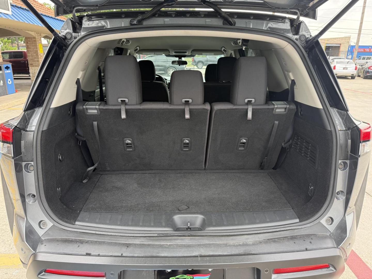 2022 Brilliant Silver Metallic /Charcoal Nissan Pathfinder 76644 (5N1DR3AA0NC) with an 3.5L V6 DOHC 24V engine, Continuously Variable Transmission transmission, located at 2401 E Main St., Grand Prairie, TX, 75050, (972) 262-4440, 32.748981, -96.969643 - Photo#31