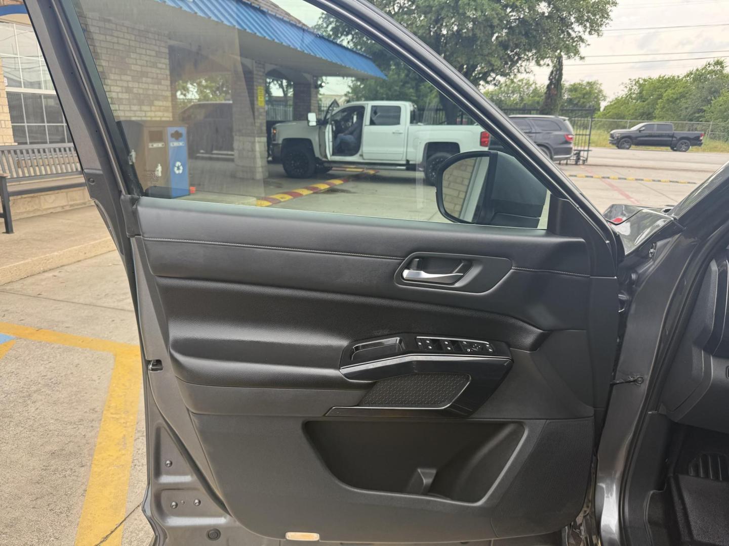 2022 Brilliant Silver Metallic /Charcoal Nissan Pathfinder 76644 (5N1DR3AA0NC) with an 3.5L V6 DOHC 24V engine, Continuously Variable Transmission transmission, located at 2401 E Main St., Grand Prairie, TX, 75050, (972) 262-4440, 32.748981, -96.969643 - Photo#32