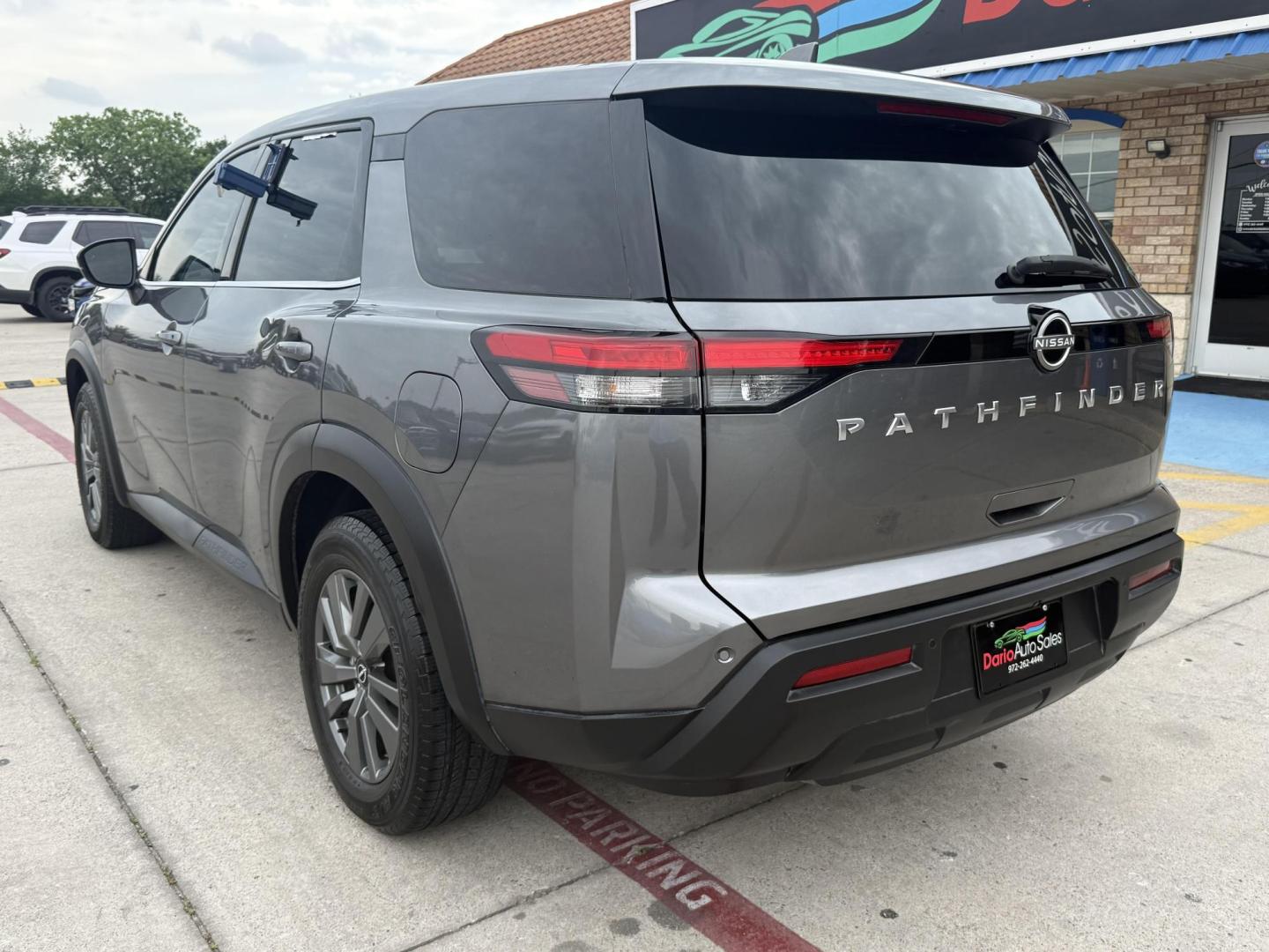 2022 Brilliant Silver Metallic /Charcoal Nissan Pathfinder 76644 (5N1DR3AA0NC) with an 3.5L V6 DOHC 24V engine, Continuously Variable Transmission transmission, located at 2401 E Main St., Grand Prairie, TX, 75050, (972) 262-4440, 32.748981, -96.969643 - Photo#33
