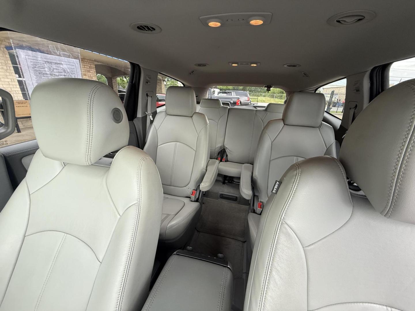2017 Silver Ice Metallic /Dark Titanium / Light Titanium, leather Dark Titan Chevrolet Traverse 54947 (1GNKRHKDXHJ) with an 3.6L V6 DOHC 24V engine, 6-Speed Automatic transmission, located at 2401 E Main St., Grand Prairie, TX, 75050, (972) 262-4440, 32.748981, -96.969643 - Photo#3