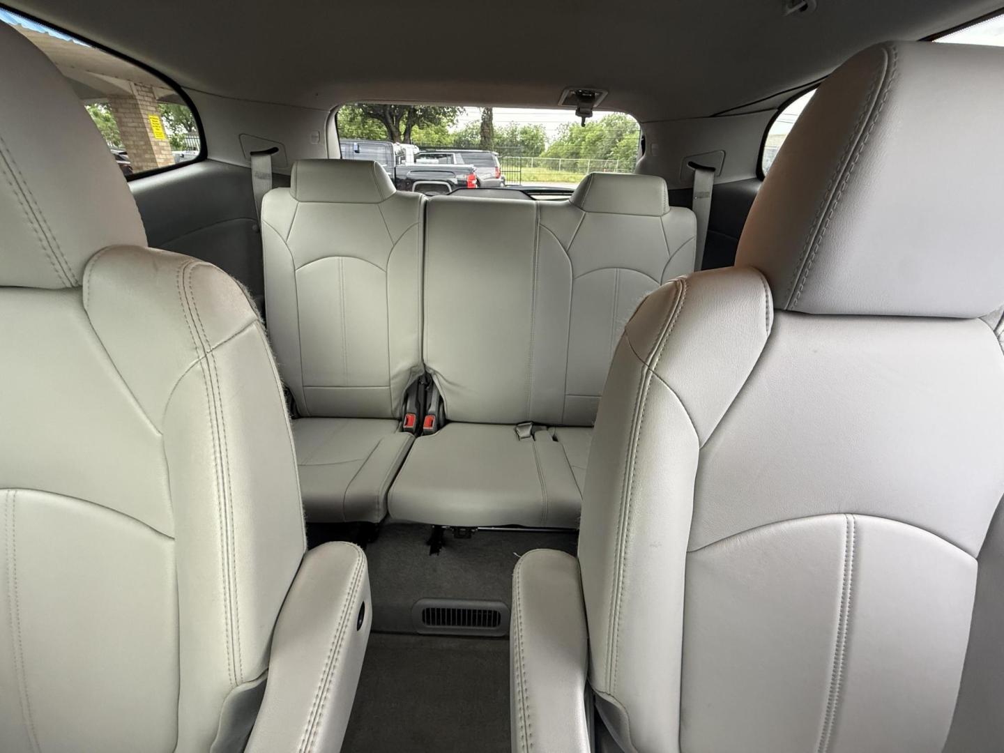 2017 Silver Ice Metallic /Dark Titanium / Light Titanium, leather Dark Titan Chevrolet Traverse 54947 (1GNKRHKDXHJ) with an 3.6L V6 DOHC 24V engine, 6-Speed Automatic transmission, located at 2401 E Main St., Grand Prairie, TX, 75050, (972) 262-4440, 32.748981, -96.969643 - Photo#4