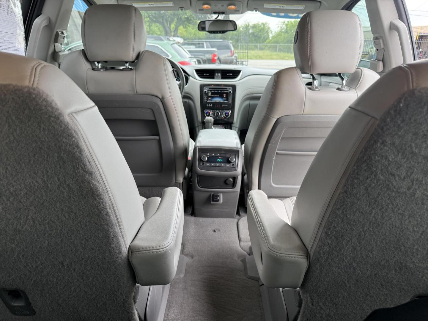 2017 Silver Ice Metallic /Dark Titanium / Light Titanium, leather Dark Titan Chevrolet Traverse 54947 (1GNKRHKDXHJ) with an 3.6L V6 DOHC 24V engine, 6-Speed Automatic transmission, located at 2401 E Main St., Grand Prairie, TX, 75050, (972) 262-4440, 32.748981, -96.969643 - Photo#5