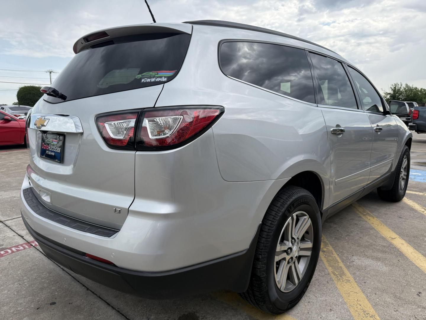 2017 Silver Ice Metallic /Dark Titanium / Light Titanium, leather Dark Titan Chevrolet Traverse 54947 (1GNKRHKDXHJ) with an 3.6L V6 DOHC 24V engine, 6-Speed Automatic transmission, located at 2401 E Main St., Grand Prairie, TX, 75050, (972) 262-4440, 32.748981, -96.969643 - Photo#8