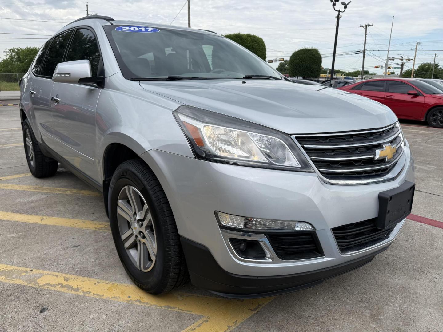 2017 Silver Ice Metallic /Dark Titanium / Light Titanium, leather Dark Titan Chevrolet Traverse 54947 (1GNKRHKDXHJ) with an 3.6L V6 DOHC 24V engine, 6-Speed Automatic transmission, located at 2401 E Main St., Grand Prairie, TX, 75050, (972) 262-4440, 32.748981, -96.969643 - Photo#14