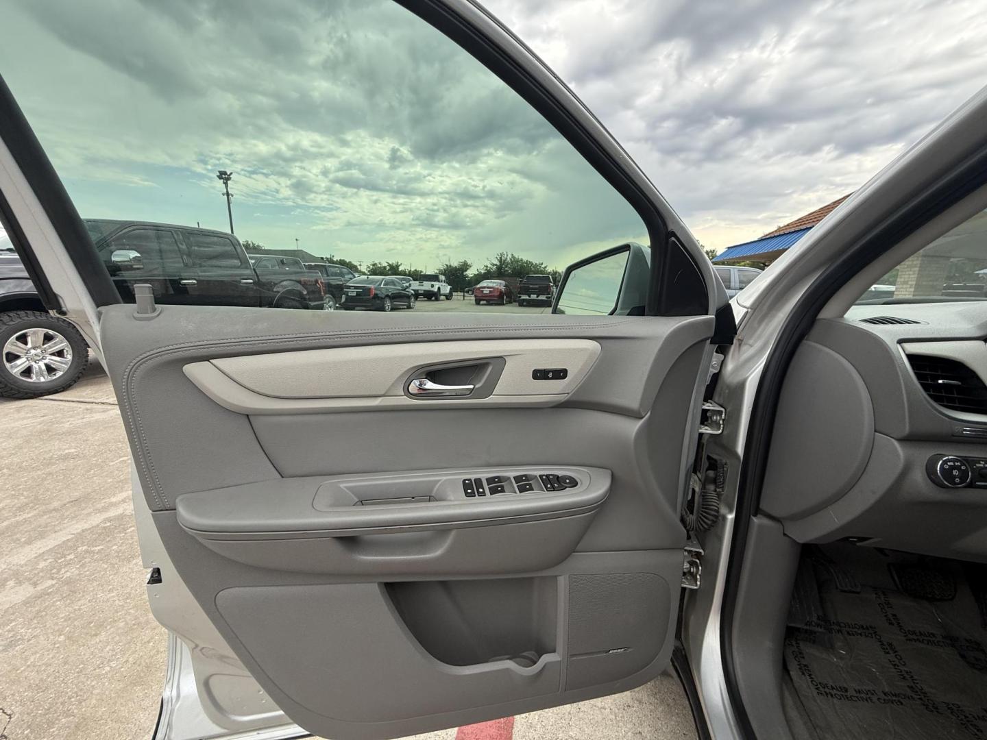 2017 Silver Ice Metallic /Dark Titanium / Light Titanium, leather Dark Titan Chevrolet Traverse 54947 (1GNKRHKDXHJ) with an 3.6L V6 DOHC 24V engine, 6-Speed Automatic transmission, located at 2401 E Main St., Grand Prairie, TX, 75050, (972) 262-4440, 32.748981, -96.969643 - Photo#17