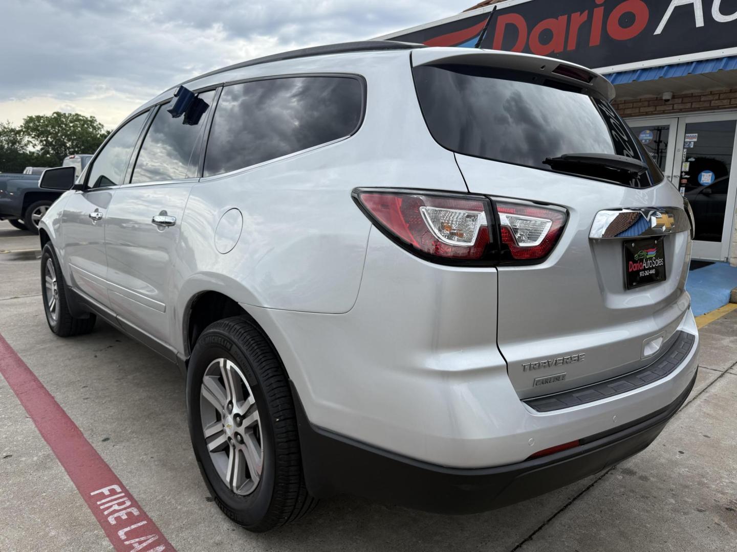 2017 Silver Ice Metallic /Dark Titanium / Light Titanium, leather Dark Titan Chevrolet Traverse 54947 (1GNKRHKDXHJ) with an 3.6L V6 DOHC 24V engine, 6-Speed Automatic transmission, located at 2401 E Main St., Grand Prairie, TX, 75050, (972) 262-4440, 32.748981, -96.969643 - Photo#18