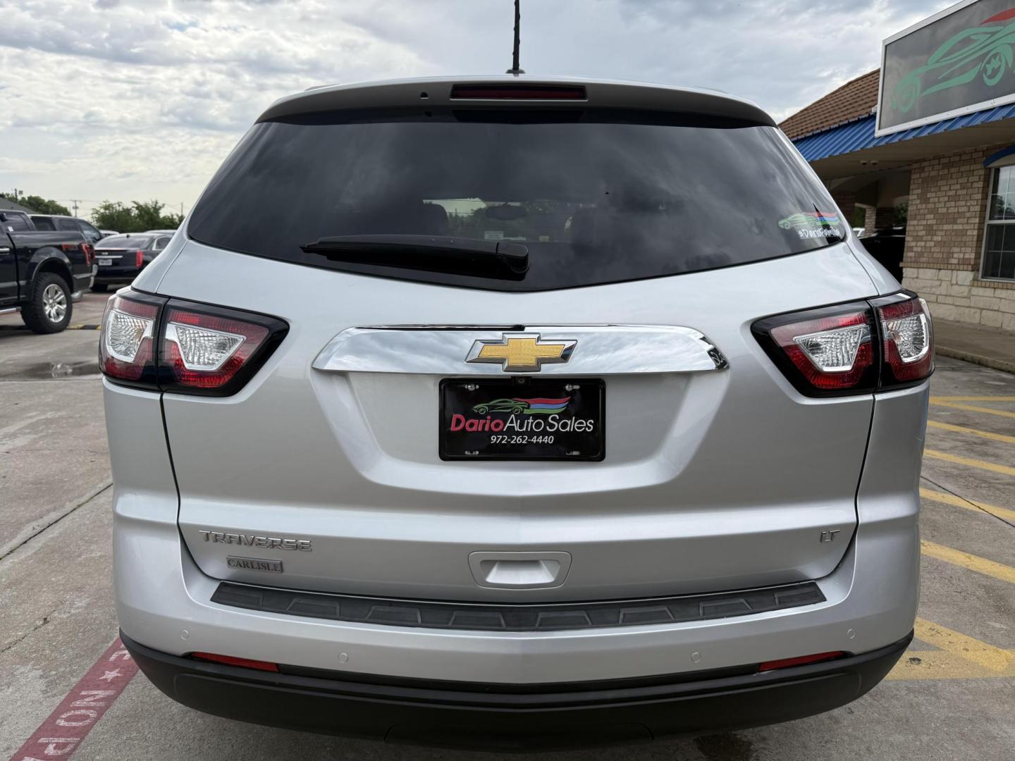 2017 Silver Ice Metallic /Dark Titanium / Light Titanium, leather Dark Titan Chevrolet Traverse 54947 (1GNKRHKDXHJ) with an 3.6L V6 DOHC 24V engine, 6-Speed Automatic transmission, located at 2401 E Main St., Grand Prairie, TX, 75050, (972) 262-4440, 32.748981, -96.969643 - Photo#23
