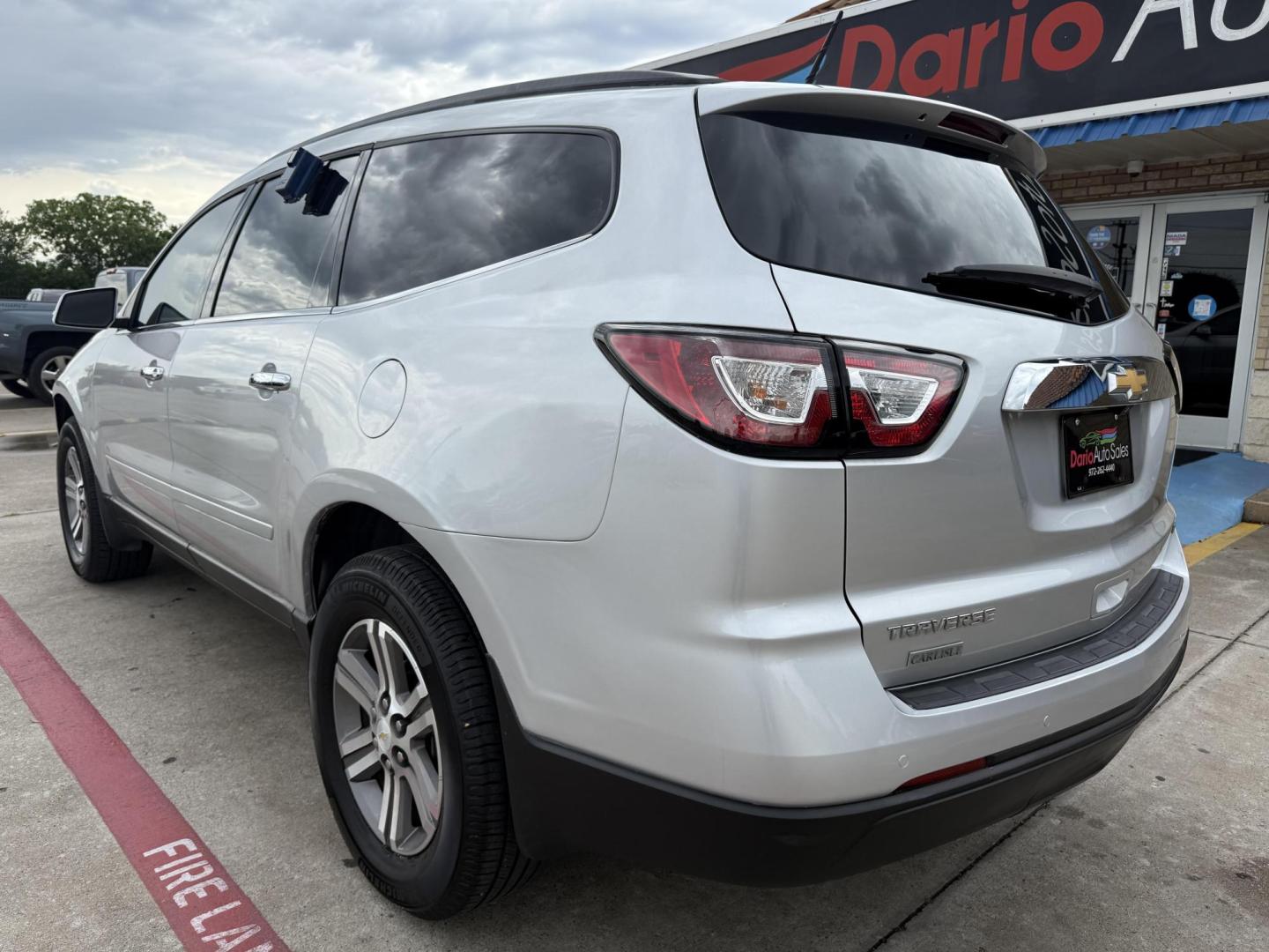 2017 Silver Ice Metallic /Dark Titanium / Light Titanium, leather Dark Titan Chevrolet Traverse 54947 (1GNKRHKDXHJ) with an 3.6L V6 DOHC 24V engine, 6-Speed Automatic transmission, located at 2401 E Main St., Grand Prairie, TX, 75050, (972) 262-4440, 32.748981, -96.969643 - Photo#24
